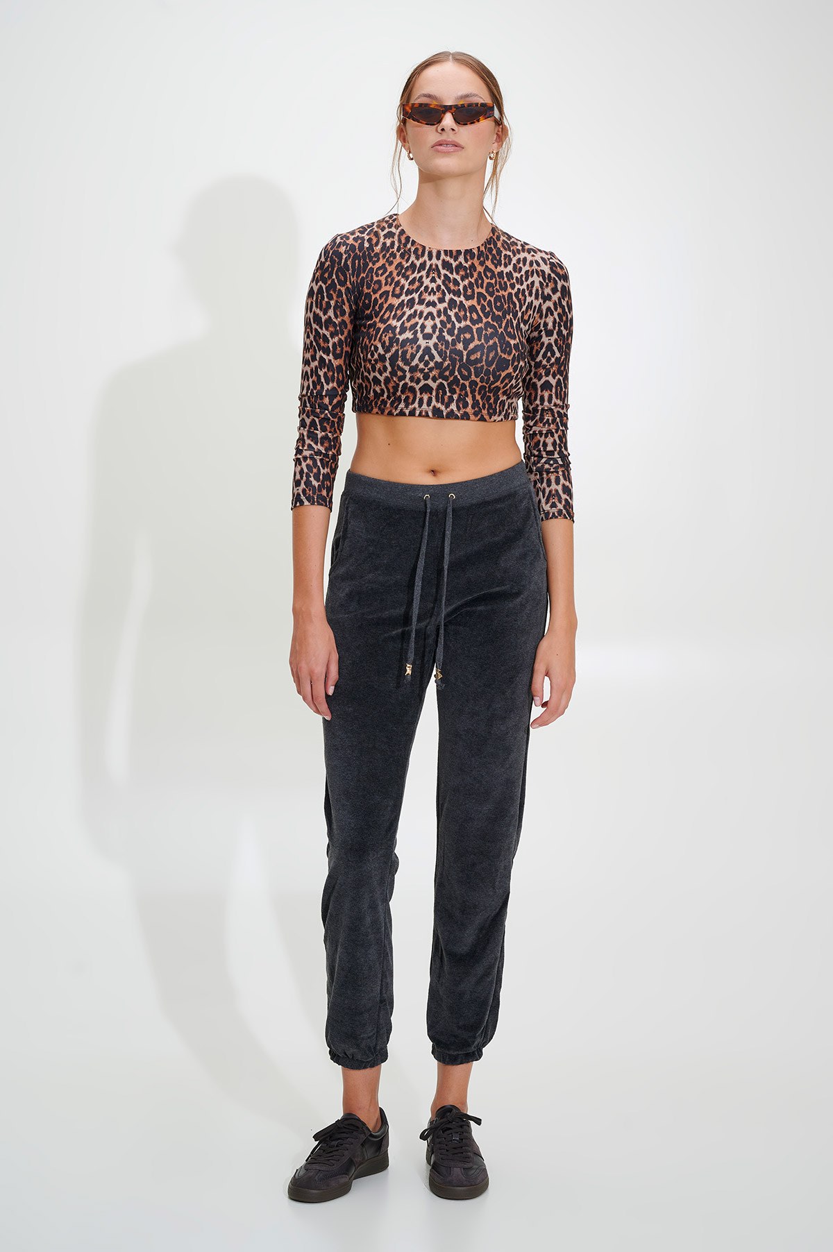 ΒΕΛΟΥΤΕ ΦΟΡΜΑ ΜΕ ΛΑΣΤΙΧΟ ΣΤΟΝ ΑΣΤΡΑΓΑΛΟ φωτογραφία