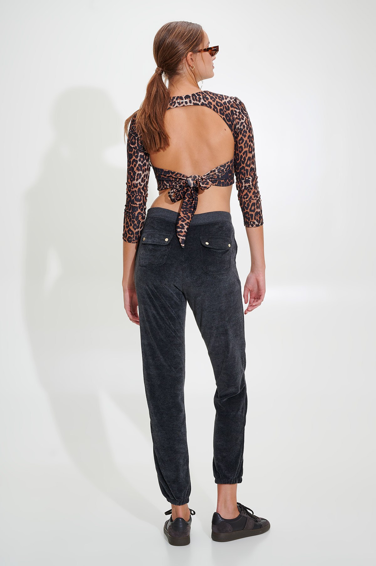 ΒΕΛΟΥΤΕ ΦΟΡΜΑ ΜΕ ΛΑΣΤΙΧΟ ΣΤΟΝ ΑΣΤΡΑΓΑΛΟ φωτογραφία