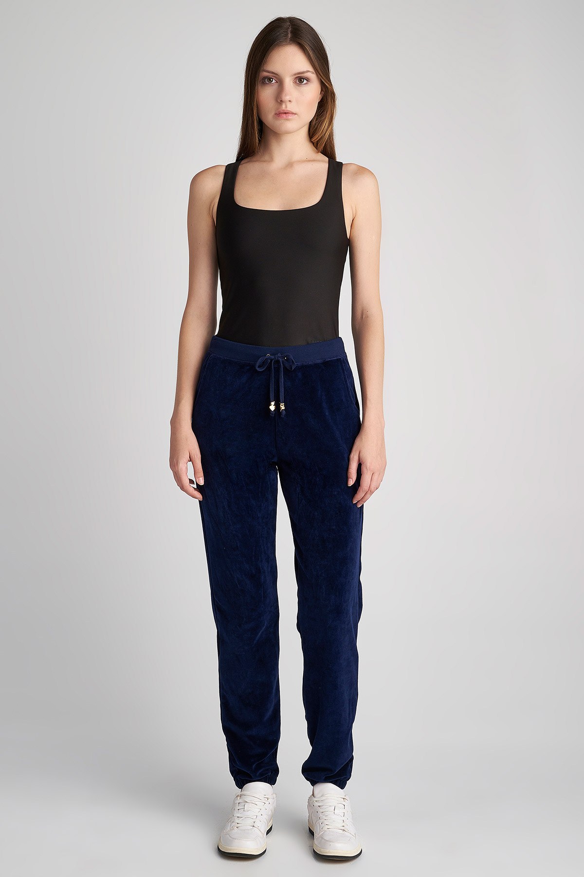 ΒΕΛΟΥΤΕ ΦΟΡΜΑ ΜΕ ΛΑΣΤΙΧΟ ΣΤΟΝ ΑΣΤΡΑΓΑΛΟ φωτογραφία