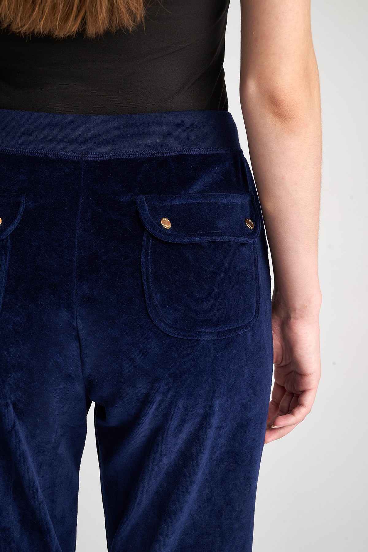 ΒΕΛΟΥΤΕ ΦΟΡΜΑ ΜΕ ΛΑΣΤΙΧΟ ΣΤΟΝ ΑΣΤΡΑΓΑΛΟ φωτογραφία