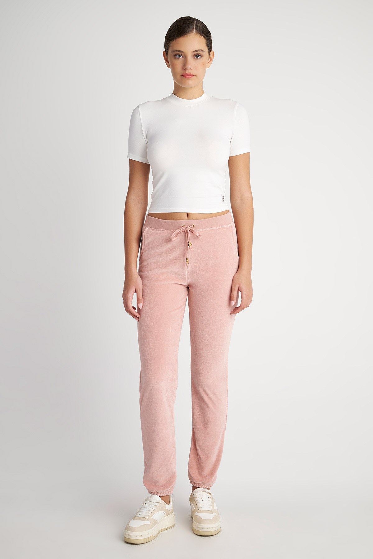 ΒΕΛΟΥΤΕ ΦΟΡΜΑ ΜΕ ΛΑΣΤΙΧΟ ΣΤΟΝ ΑΣΤΡΑΓΑΛΟ φωτογραφία