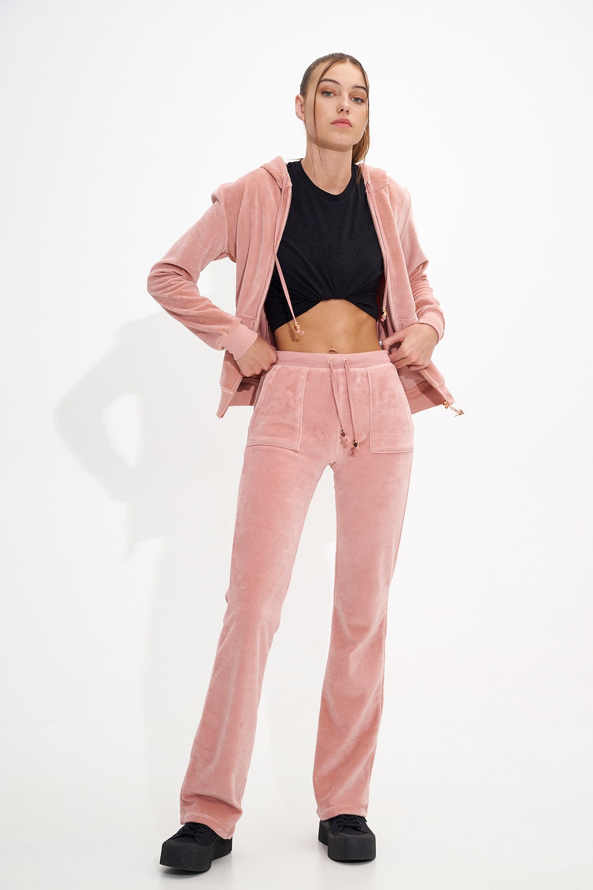 ΚΛΑΣΙΚΗ ΒΕΛΟΥΤΕ ΖΑΚΕΤΑ ΜΕ ΚΟΥΚΟΥΛΑ φωτογραφία