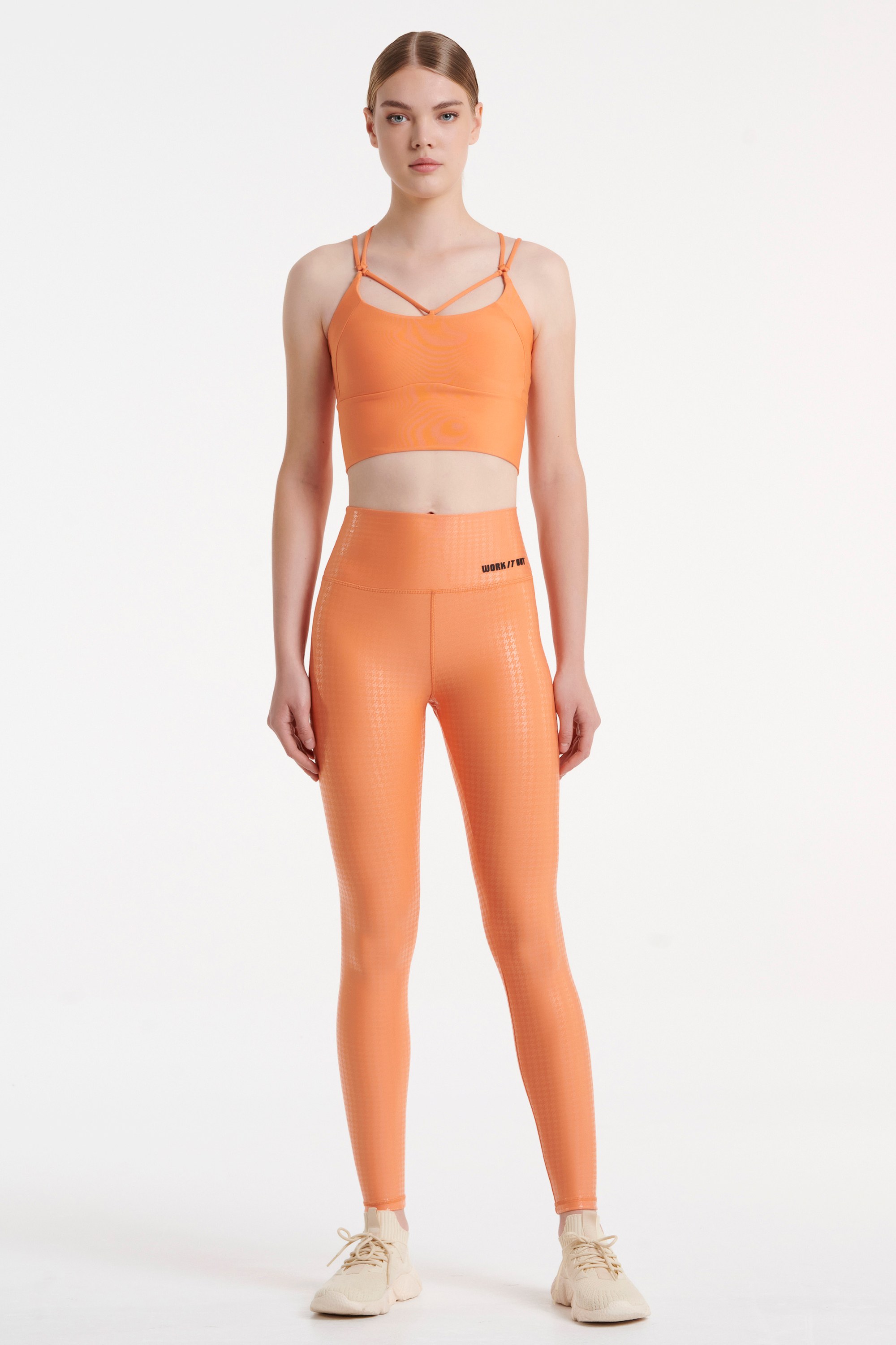 ΚΟΝΤΟ ΤΟΠ/ΜΠΟΥΣΤΑΚΙ ΓΥΜΝΑΣΤΙΚΗΣ ΜΕ ΠΟΛΛΑΠΛΕΣ ΤΙΡΑΝΤΕΣ φωτογραφία