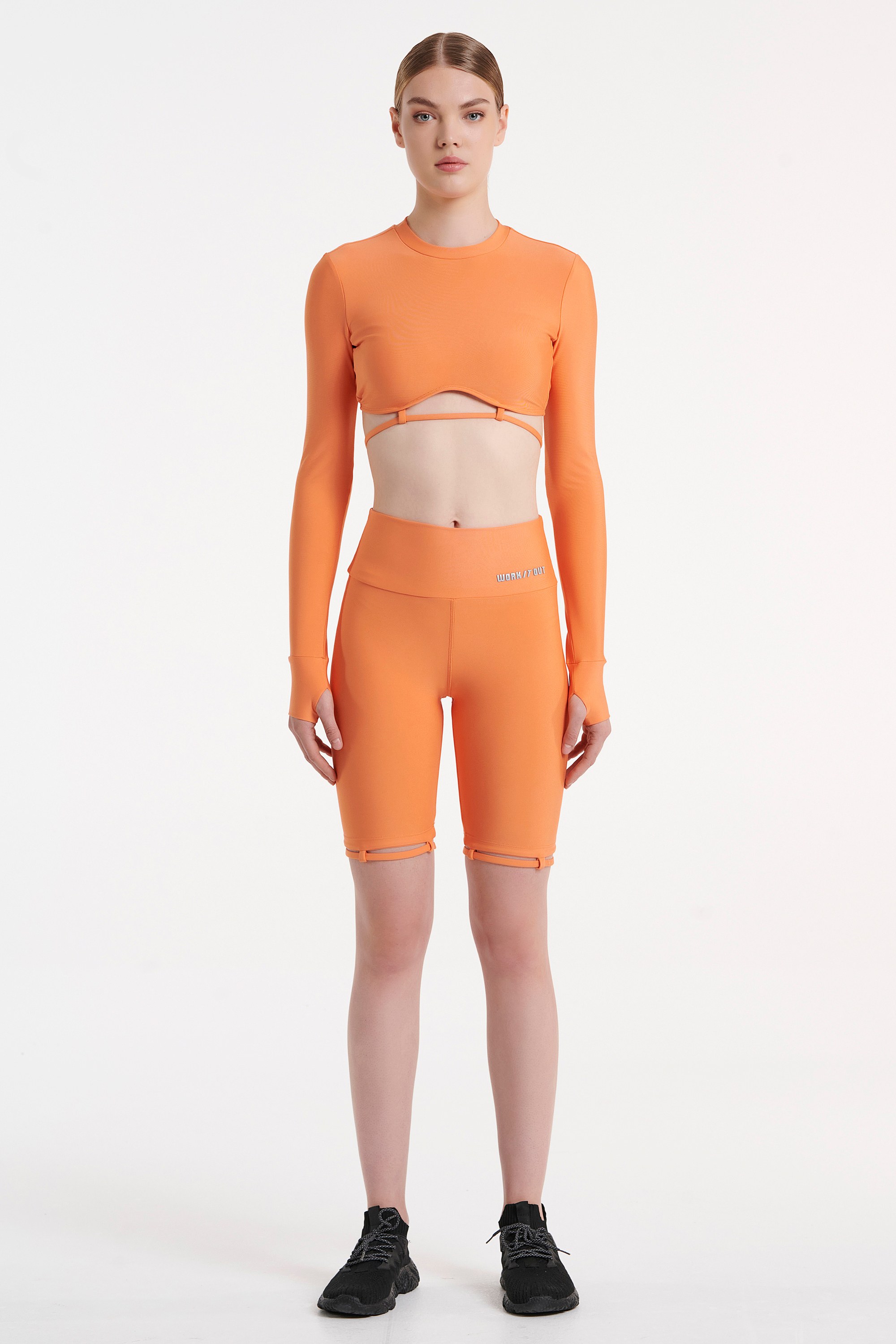 ΑΘΛΗΤΙΚΟ ΚΟΝΤΟ ΜΠΟΥΣΤΑΚΙ ΜΕ ΛΕΠΤΟΜΕΡΕΙΑ ΣΤΟΥΣ ΑΝΤΙΧΕΙΡΕΣ φωτογραφία