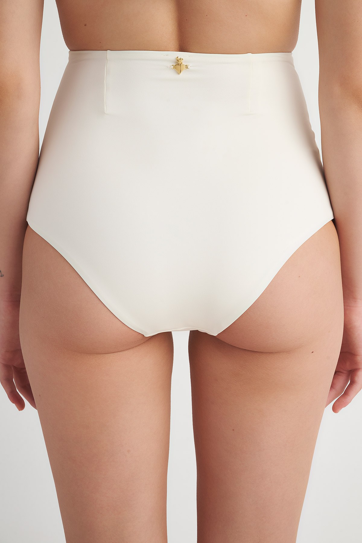 ΨΗΛΟΜΕΣΟ ΜΑΓΙΟ ΜΠΙΚΙΝΙ ΣΛΙΠ ΜΕ ΔΙΑΚΟΣΜΗΤΙΚΕΣ ΤΣΕΠΕΣ φωτογραφία