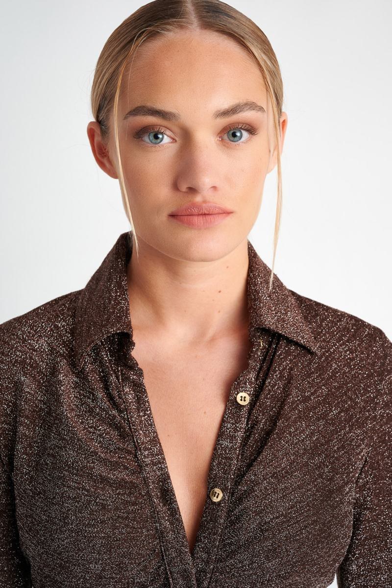 ΜΑΚΡΥΜΑΝΙΚΟ ΦΟΡΕΜΑ ΜΕ ΚΟΥΜΠΙΑ φωτογραφία