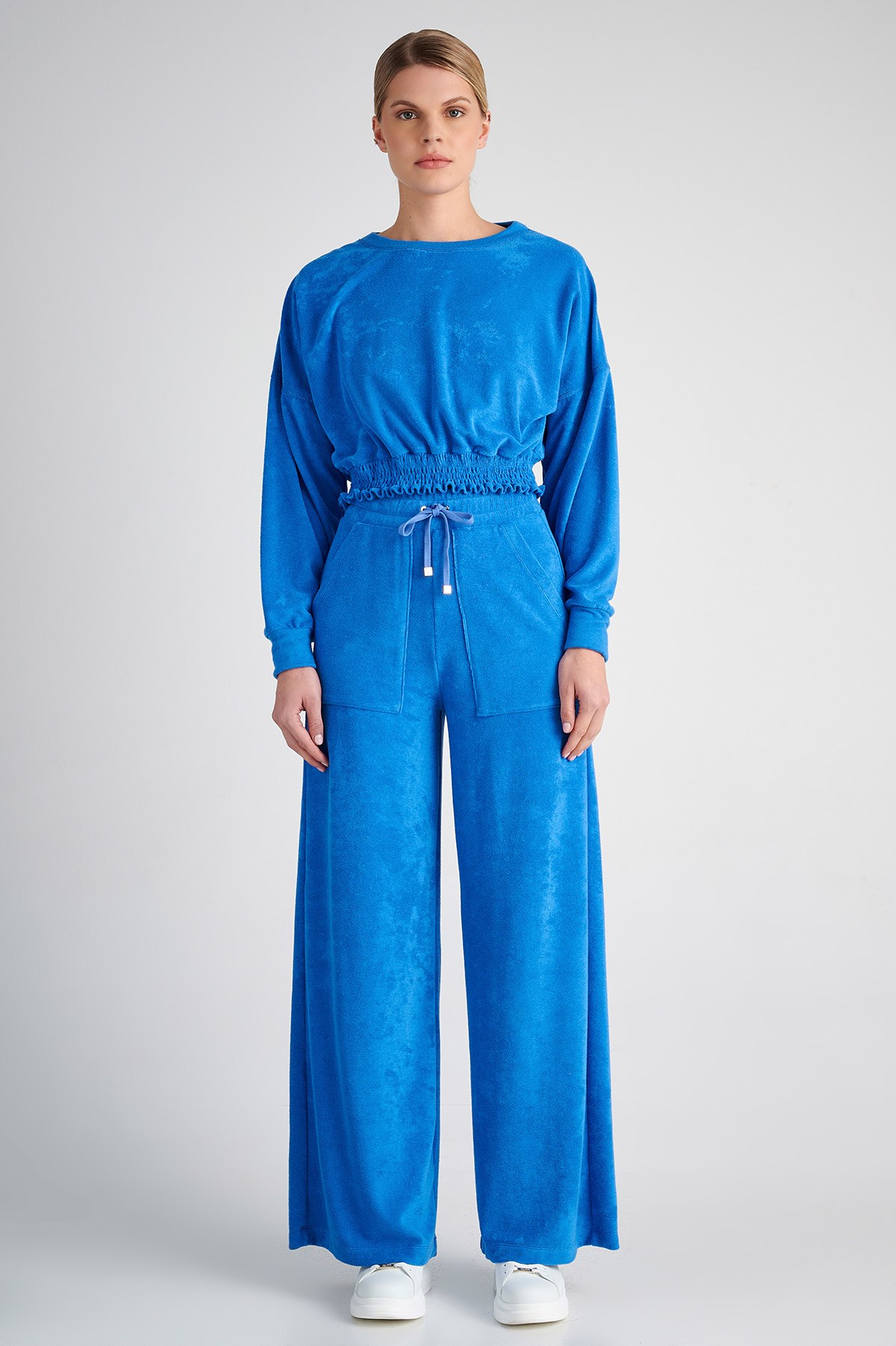 ΜΑΚΡΥΜΑΝΙΚΗ ΠΕΤΣΕΤΕ ΚΟΝΤΗ ΜΠΛΟΥΖΑ φωτογραφία