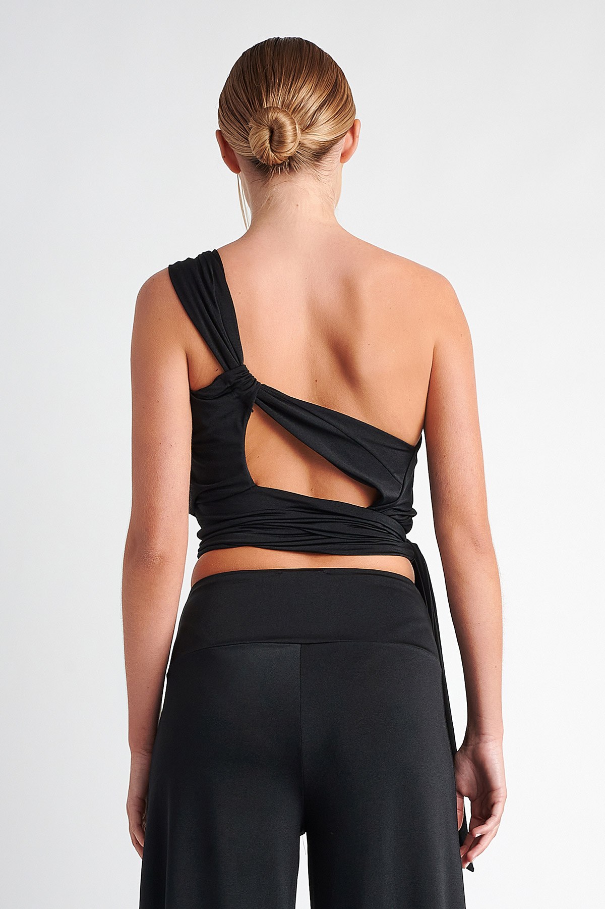 ΚΟΝΤΗ ΜΠΛΟΥΖΑ ΜΕ ΕΝΑΝ ΩΜΟ φωτογραφία