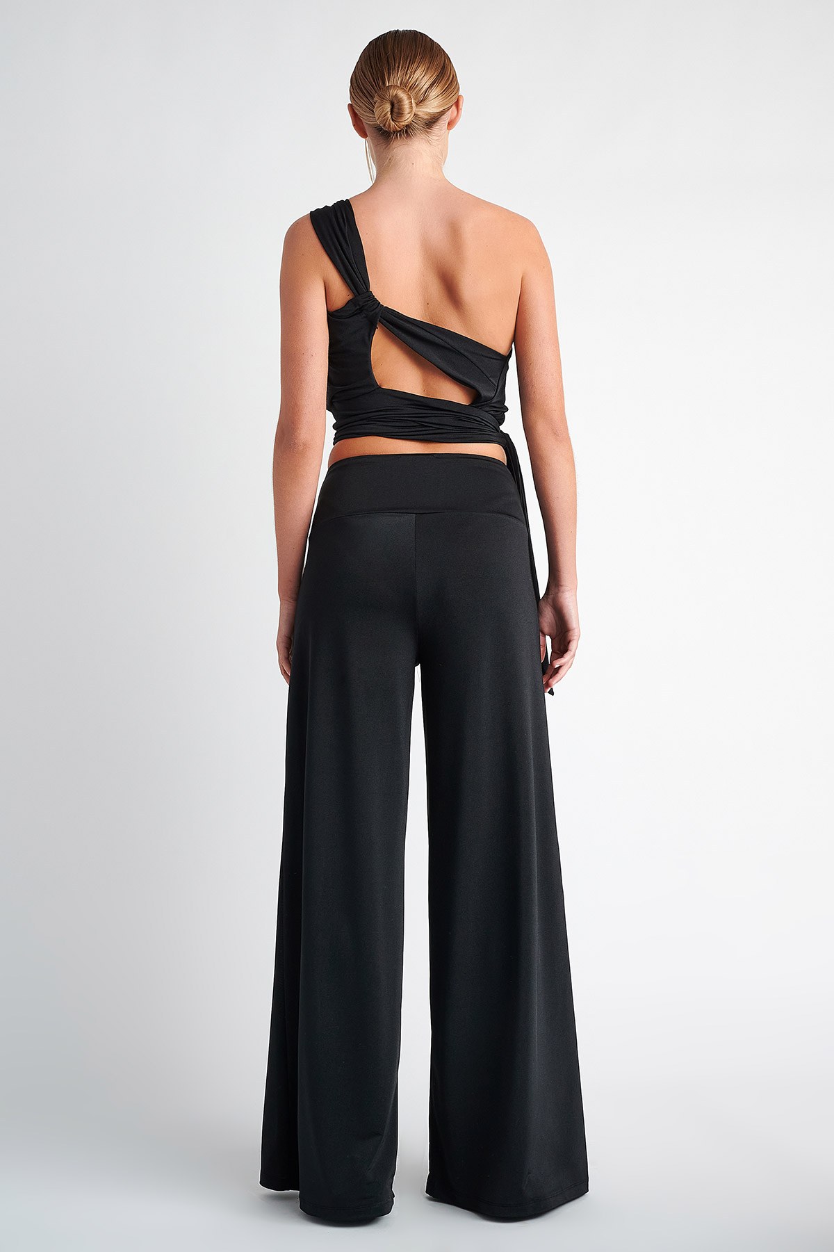 ΚΟΝΤΗ ΜΠΛΟΥΖΑ ΜΕ ΕΝΑΝ ΩΜΟ φωτογραφία