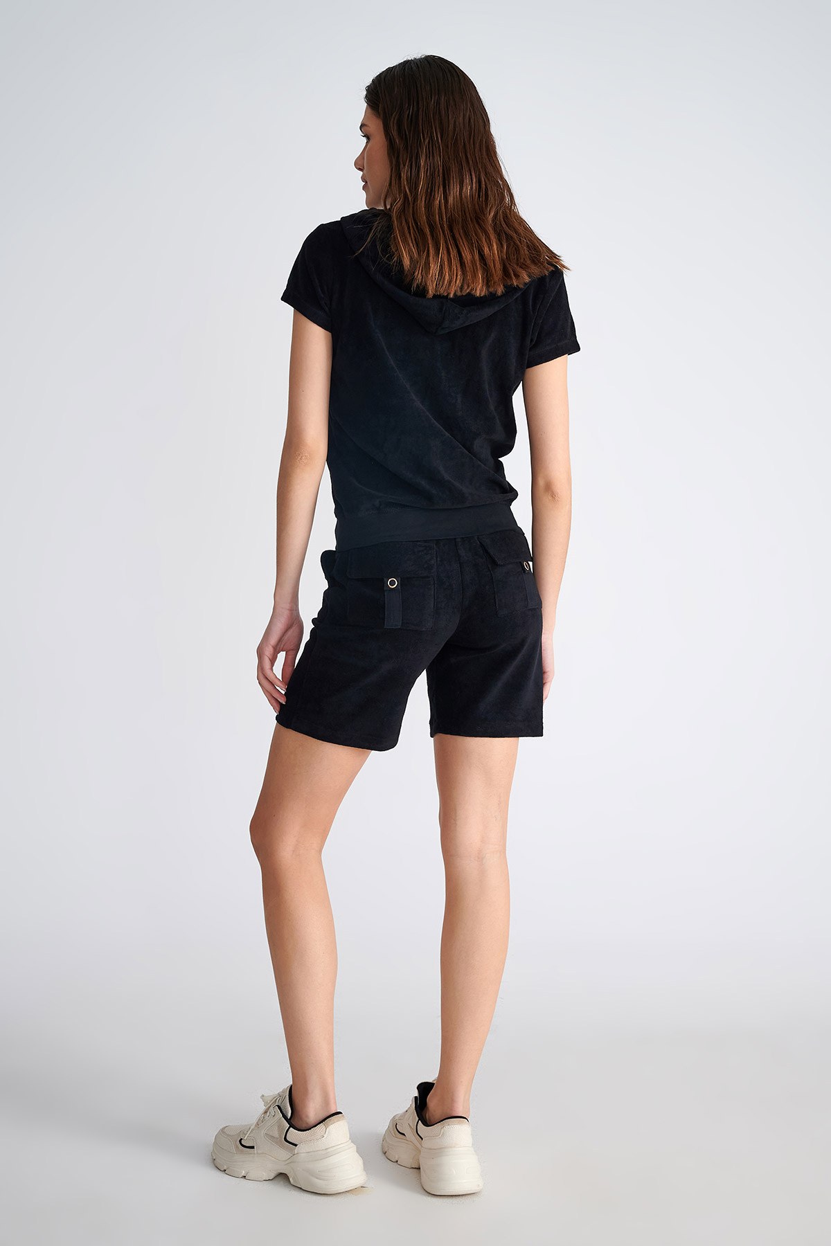 ΚΟΝΤΟΜΑΝΙΚΗ ΠΕΤΣΕΤΕ ΖΑΚΕΤΑ ΜΕ ΚΟΥΚΟΥΛΑ φωτογραφία