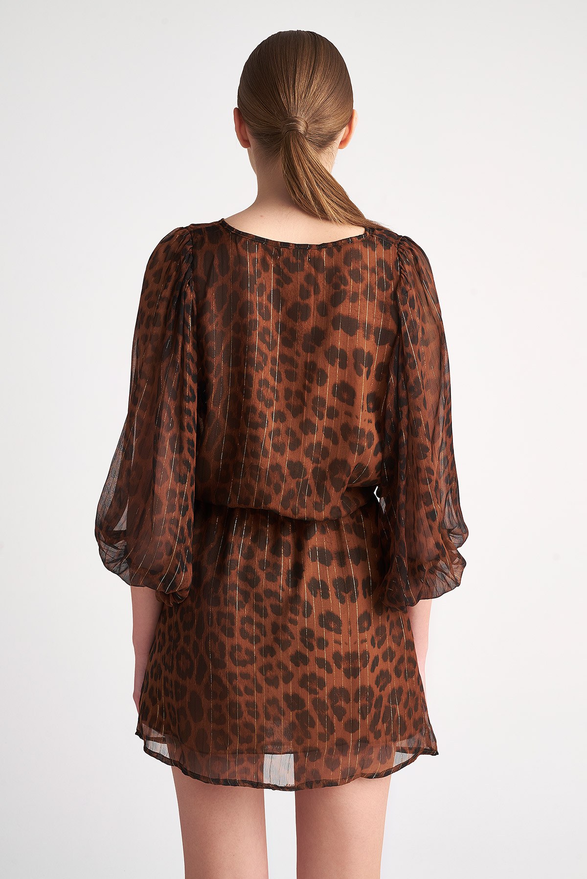 ΚΟΝΤΟ ΦΟΡΕΜΑ ΜΕ ΛΕΟΠΑΡ ΤΥΠΩΜΑ φωτογραφία