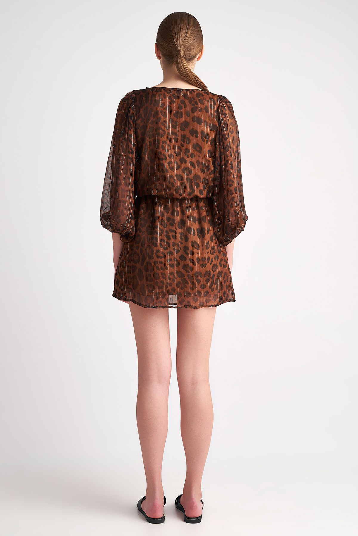 ΚΟΝΤΟ ΦΟΡΕΜΑ ΜΕ ΛΕΟΠΑΡ ΤΥΠΩΜΑ φωτογραφία