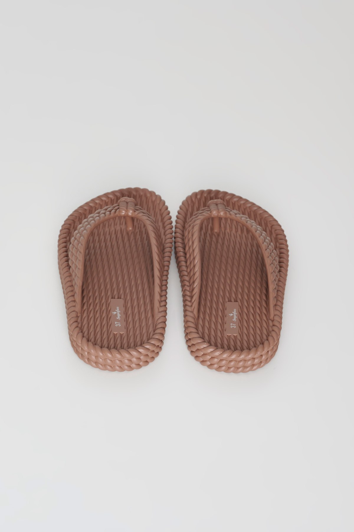 ΠΛΑΣΤΙΚΗ ΣΑΓΙΟΝΑΡΑ ΜΕ ΑΝΑΓΛΥΦΗ ΥΦΗ φωτογραφία