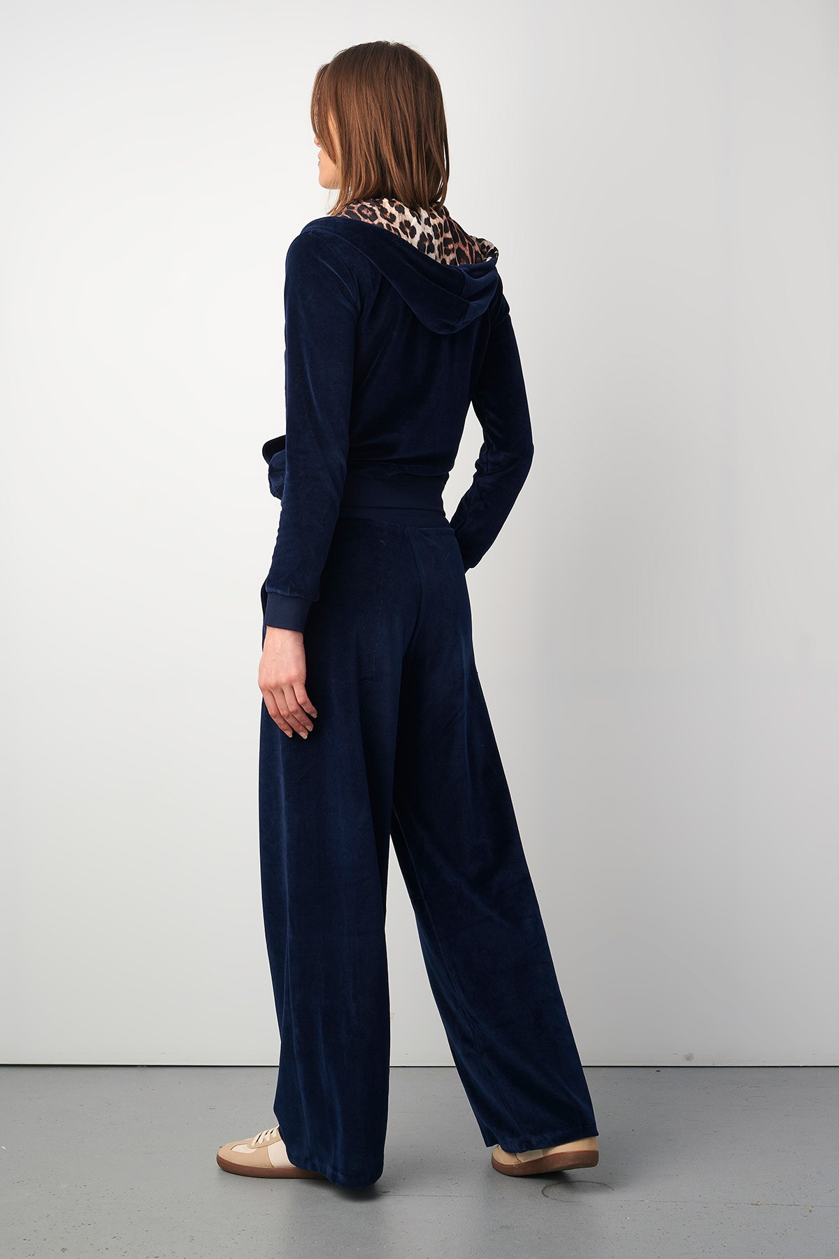 ΨΗΛΟΜΕΣΟ ΒΕΛΟΥΤΕ ΠΑΝΤΕΛΟΝΙ ΣΕ ΦΑΡΔΙΑ ΓΡΑΜΜΗ φωτογραφία