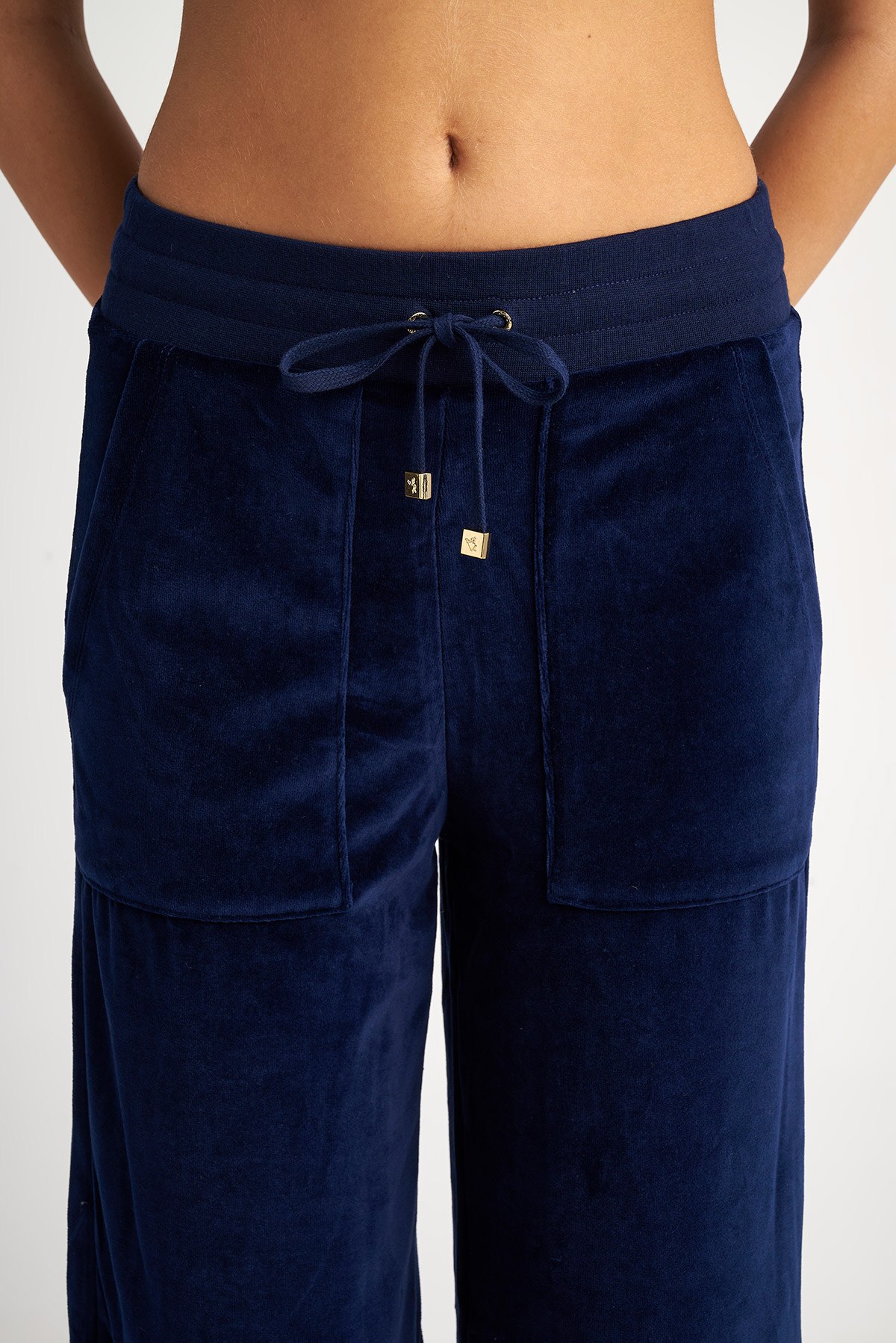 ΨΗΛΟΜΕΣΟ ΒΕΛΟΥΤΕ ΠΑΝΤΕΛΟΝΙ ΣΕ ΦΑΡΔΙΑ ΓΡΑΜΜΗ φωτογραφία