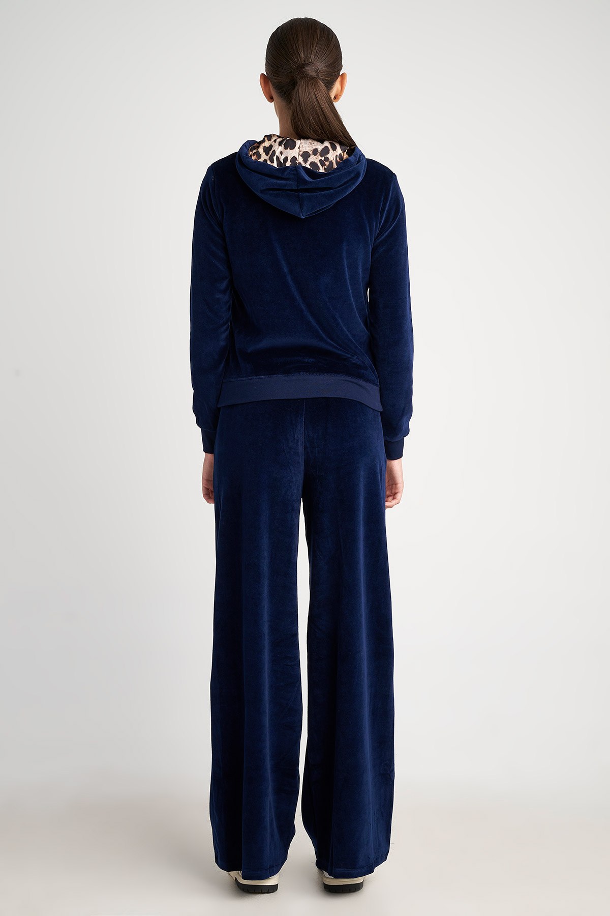 ΨΗΛΟΜΕΣΟ ΒΕΛΟΥΤΕ ΠΑΝΤΕΛΟΝΙ ΣΕ ΦΑΡΔΙΑ ΓΡΑΜΜΗ φωτογραφία