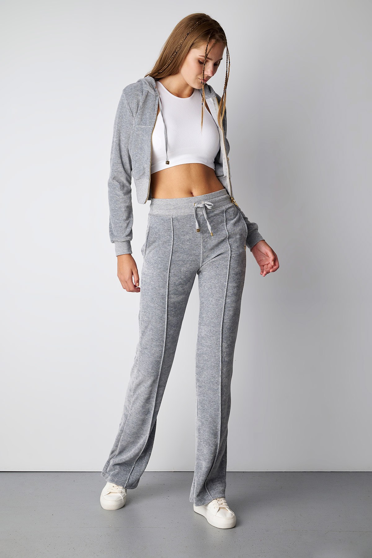 ΚΟΝΤΗ ΒΕΛΟΥΤΕ ΖΑΚΕΤΑ ΜΕ ΚΟΥΚΟΥΛΑ φωτογραφία