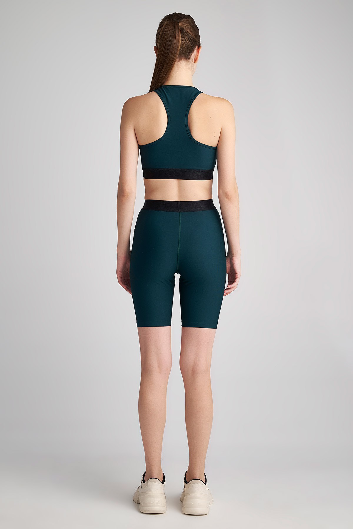 ΨΗΛΟΜΕΣΟ ΚΟΝΤΟ ΚΟΛΑΝ ΣΤΥΛ ΠΟΔΗΛΑΤΙΚΟ φωτογραφία