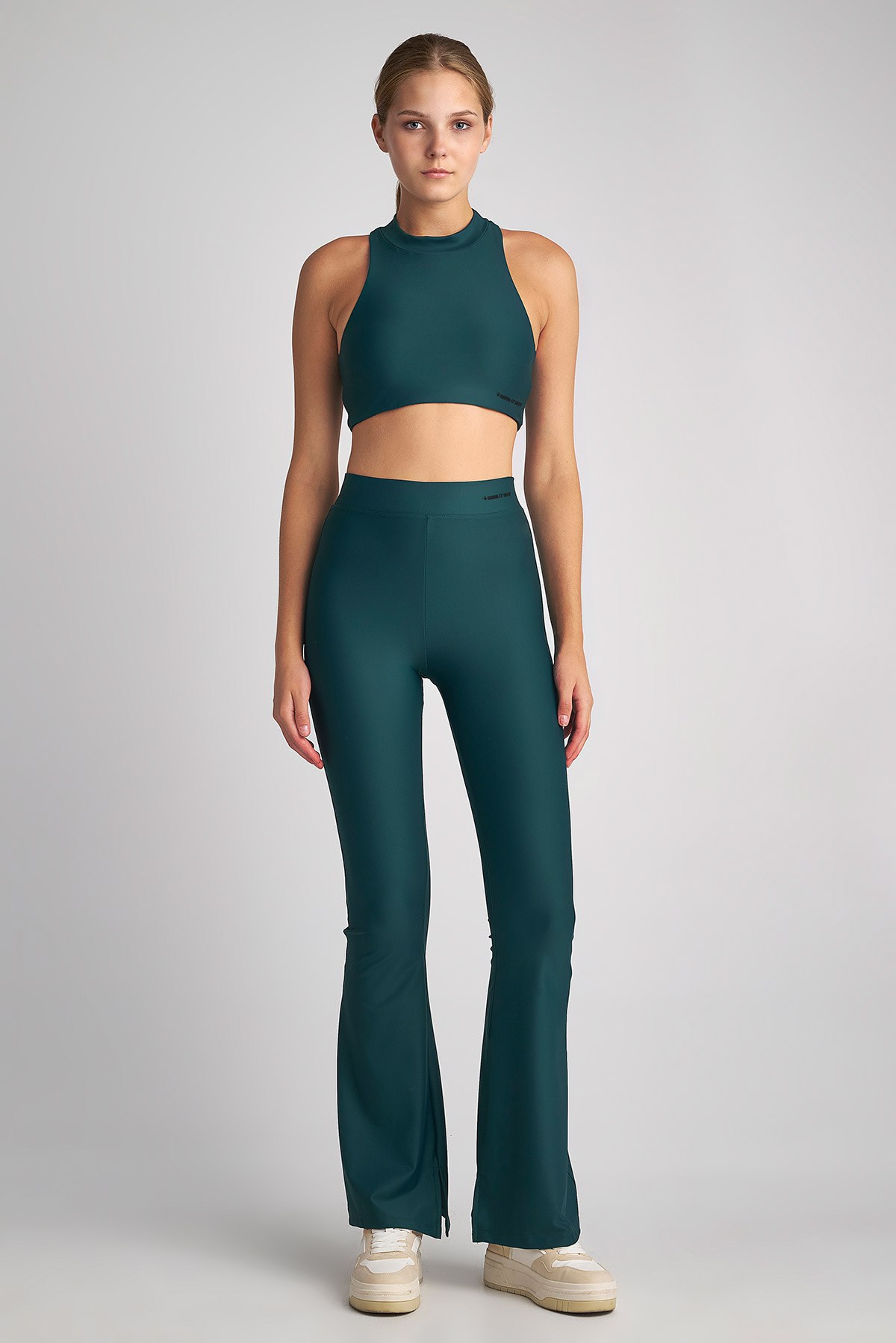 ΑΜΑΝΙΚΟ ΚΟΝΤΟ ΤΟΠ / ΜΠΟΥΣΤΑΚΙ ΓΥΜΝΑΣΤΙΚΗΣ φωτογραφία