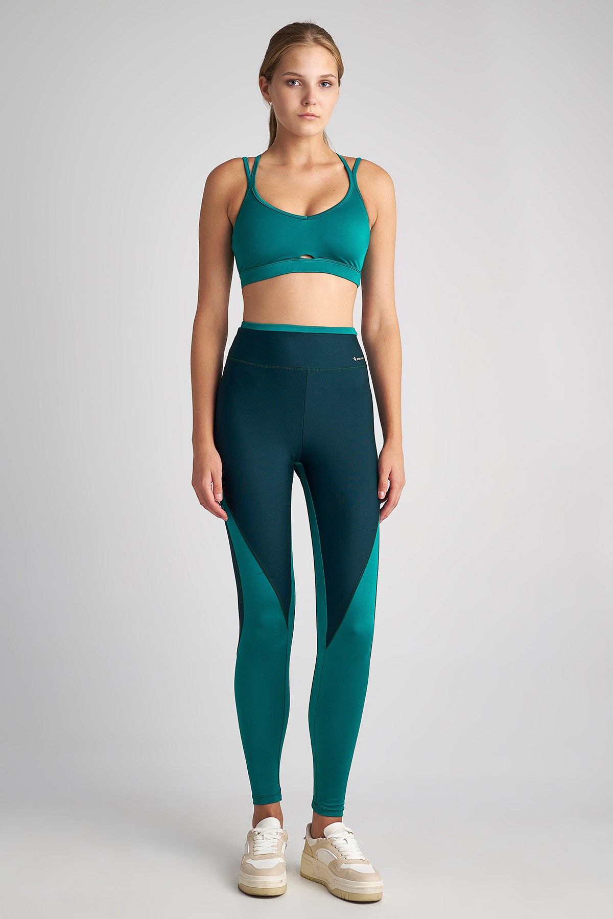 ΚΟΝΤΟ ΤΟΠ / ΜΠΟΥΣΤΑΚΙ ΓΥΜΝΑΣΤΙΚΗΣ ΜΕ ΑΝΟΙΓΜΑΤΑ φωτογραφία