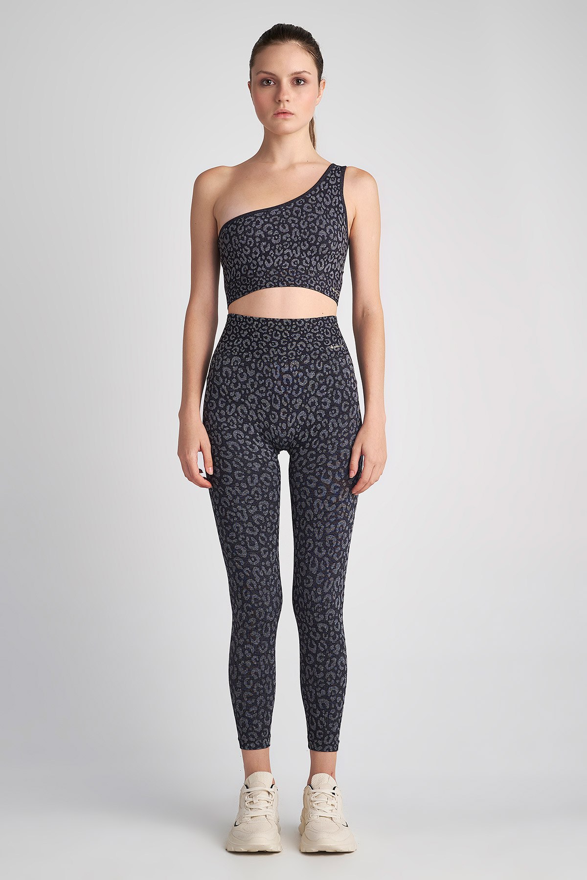 SEAMLESS ΑΘΛΗΤΙΚΗ ΚΟΝΤΗ ΜΠΛΟΥΖΑ ΜΕ ΕΝΑΝ ΩΜΟ φωτογραφία