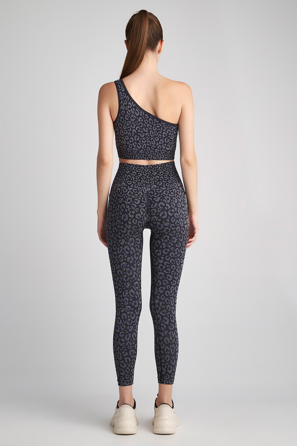 SEAMLESS ΑΘΛΗΤΙΚΗ ΚΟΝΤΗ ΜΠΛΟΥΖΑ ΜΕ ΕΝΑΝ ΩΜΟ φωτογραφία