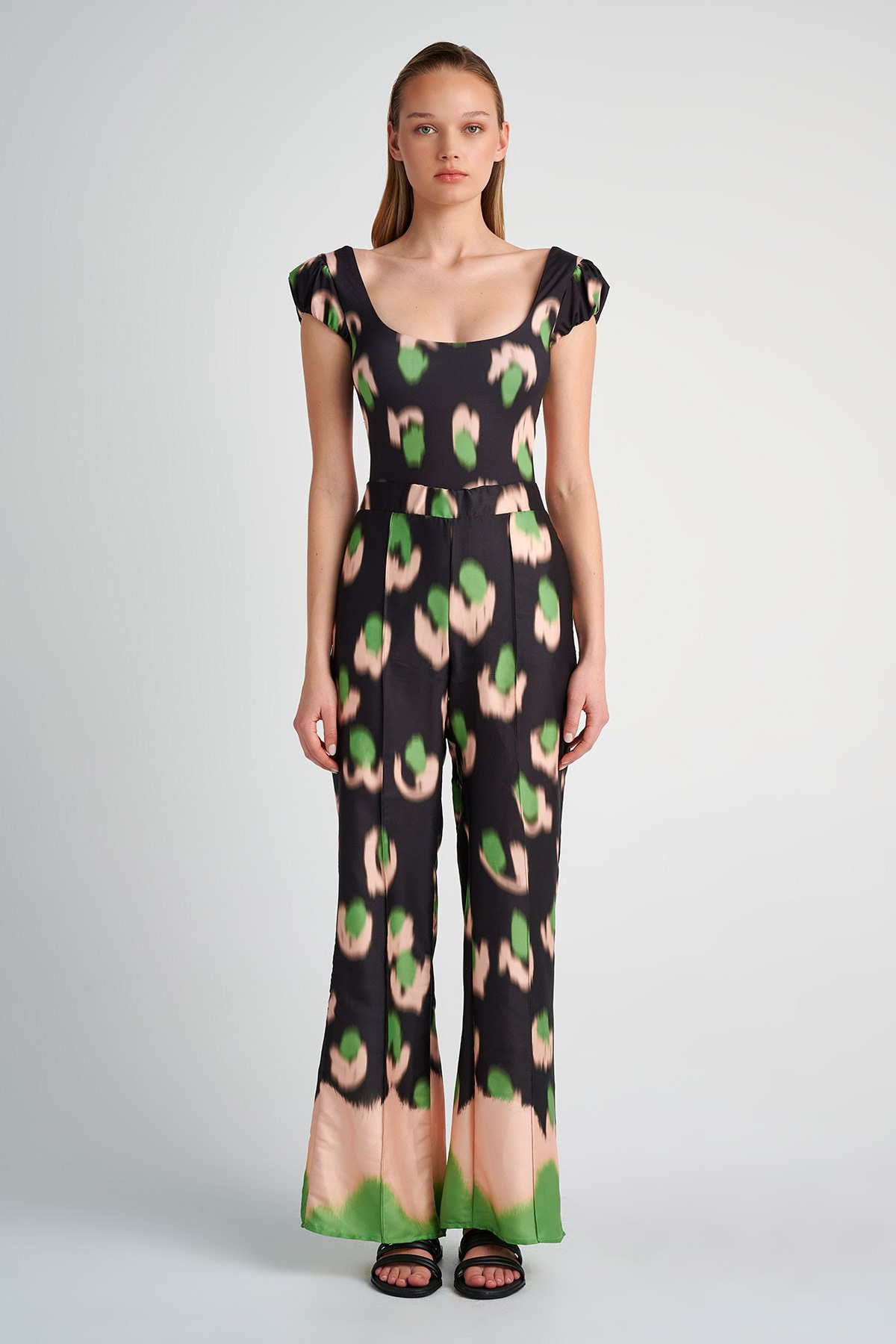 FLARED ΨΗΛΟΜΕΣH ΠΑΝΤΕΛΟΝA ΜΕ ΠΟΛΥΧΡΩΜΟ ΤΥΠΩΜΑ φωτογραφία