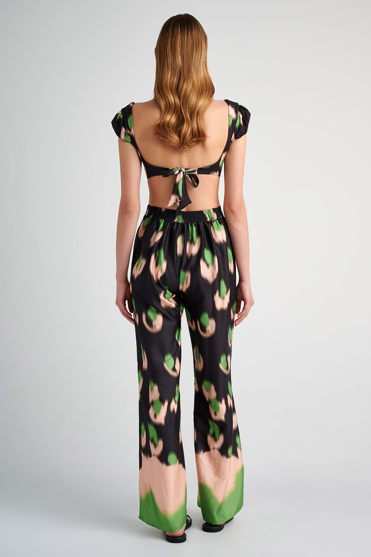 FLARED ΨΗΛΟΜΕΣH ΠΑΝΤΕΛΟΝA ΜΕ ΠΟΛΥΧΡΩΜΟ ΤΥΠΩΜΑ φωτογραφία