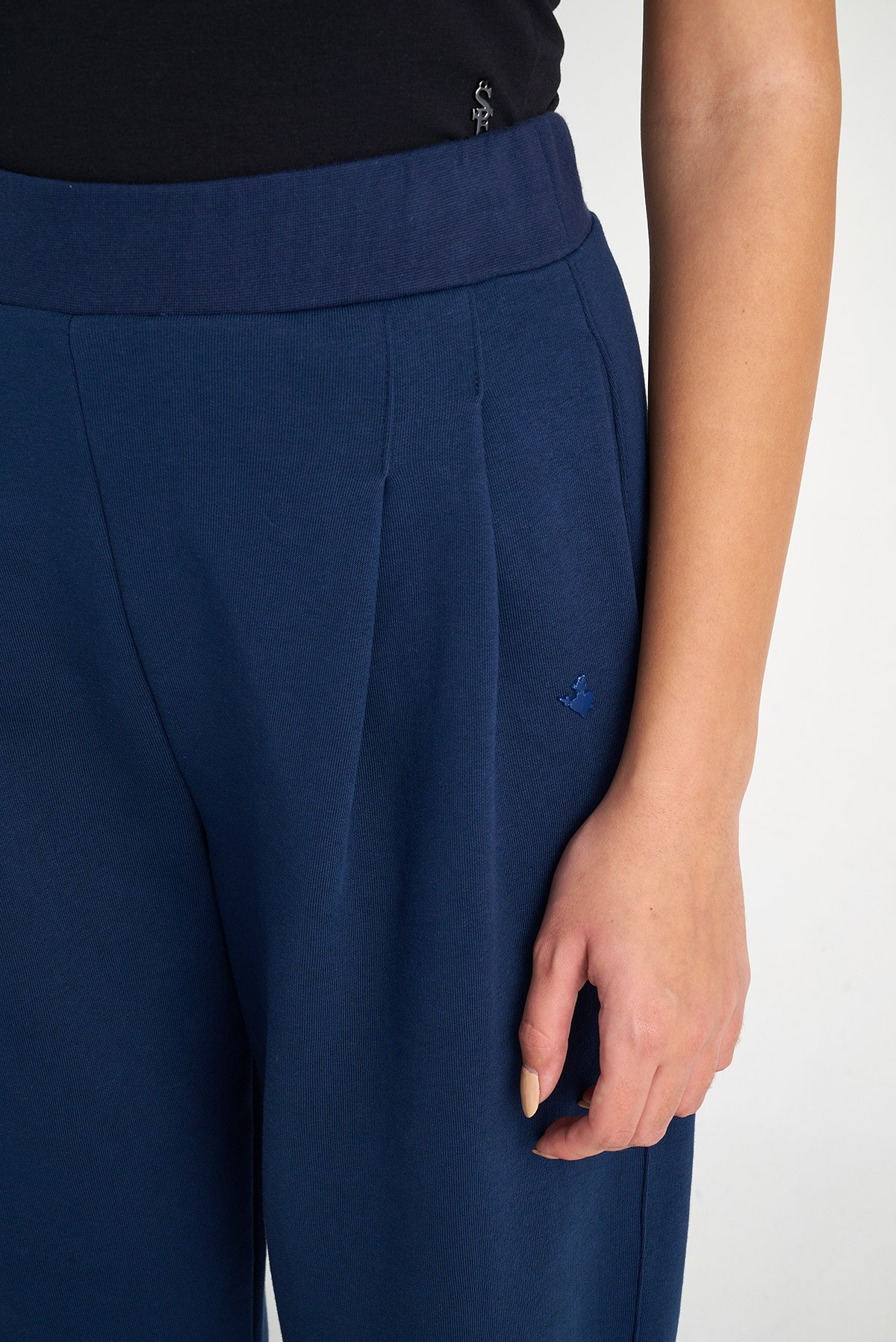 ΨΗΛΟΜΕΣΟ ΒΑΜΒΑΚΕΡΟ ΠΑΝΤΕΛΟΝΙ ΣΕ ΙΣΙΑ ΓΡΑΜΜΗ ΜΕ ΠΙΕΤΕΣ φωτογραφία