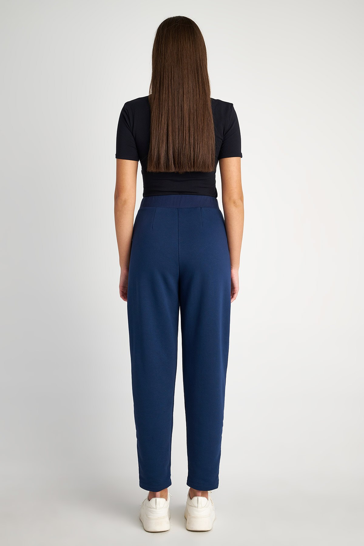 ΨΗΛΟΜΕΣΟ ΒΑΜΒΑΚΕΡΟ ΠΑΝΤΕΛΟΝΙ ΣΕ ΙΣΙΑ ΓΡΑΜΜΗ ΜΕ ΠΙΕΤΕΣ φωτογραφία