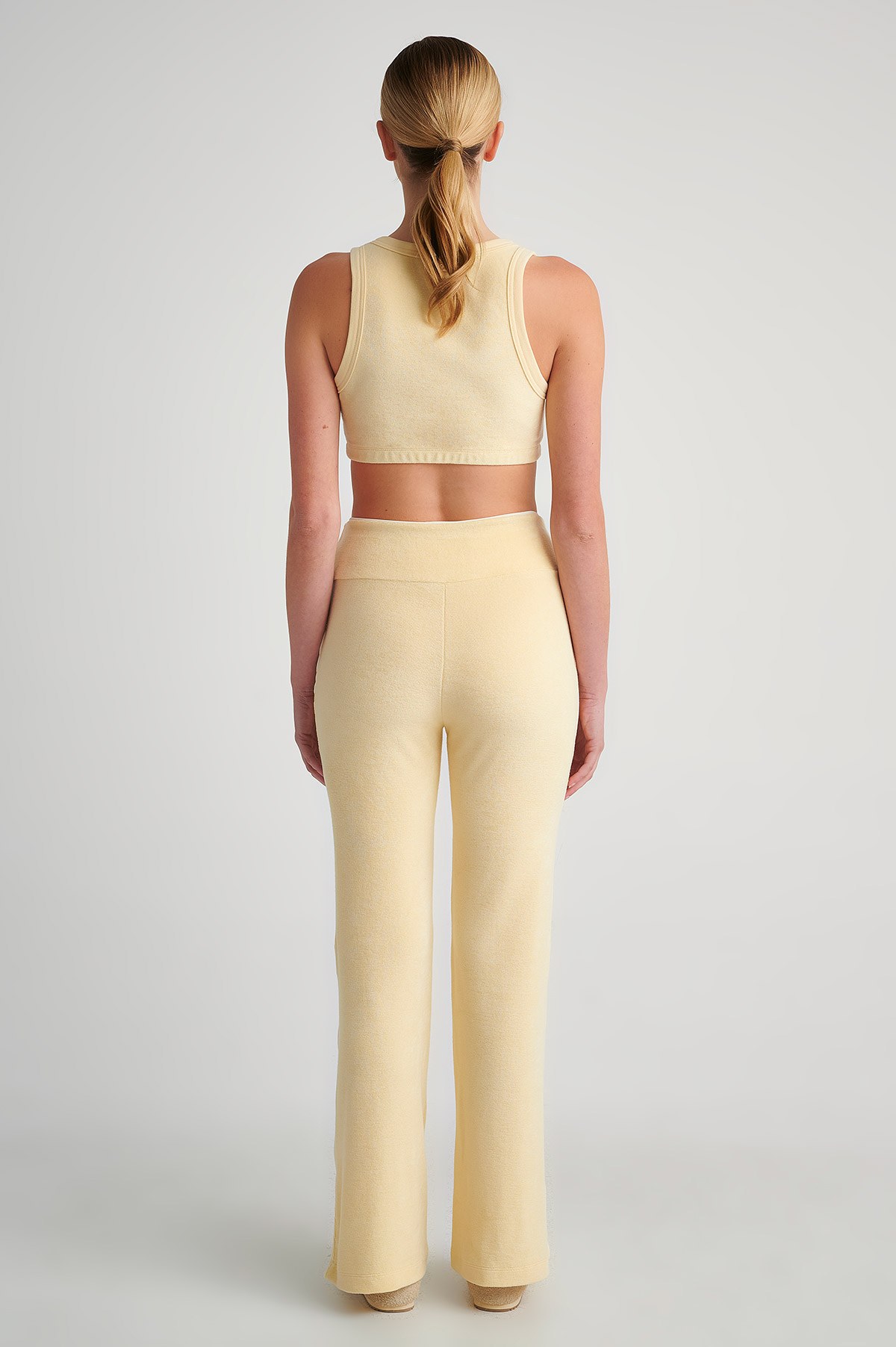 ΨΗΛΟΜΕΣΟ ΠΕΤΣΕΤΕ ΠΑΝΤΕΛΟΝΙ ΜΕ ΣΚΙΣΙΜΟ ΣΤΑ ΜΠΑΤΖΑΚΙΑ φωτογραφία