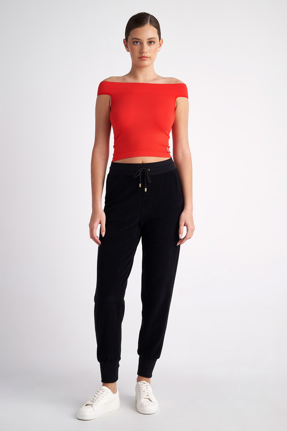 ΡΙΜΠ ΜΠΛΟΥΖΑ ΣΕ ΣΤΕΝΗ ΓΡΑΜΜΗ ΜΕ ΑΚΑΛΥΠΤΟΥΣ ΩΜΟΥΣ φωτογραφία