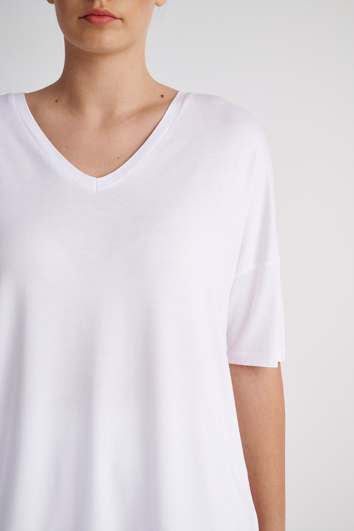 BASIC ΜΠΛΟΥΖΑ ΜΕ 'V' ΛΑΙΜΟΚΟΨΗ φωτογραφία