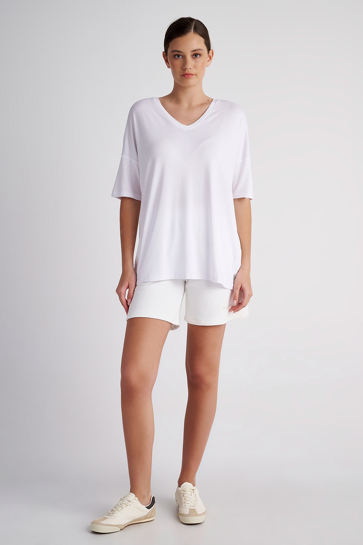 BASIC ΜΠΛΟΥΖΑ ΜΕ 'V' ΛΑΙΜΟΚΟΨΗ φωτογραφία