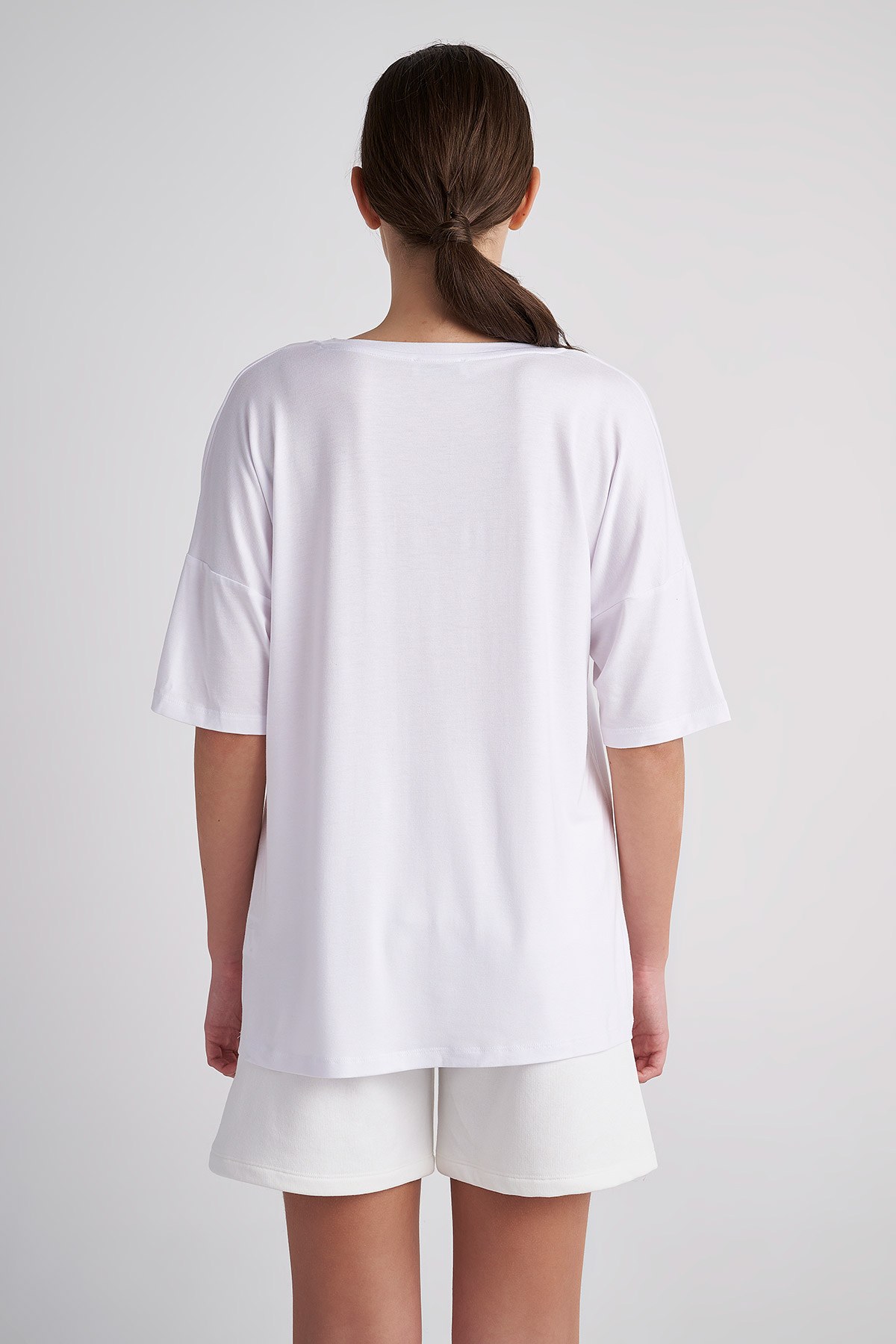 BASIC ΜΠΛΟΥΖΑ ΜΕ 'V' ΛΑΙΜΟΚΟΨΗ φωτογραφία