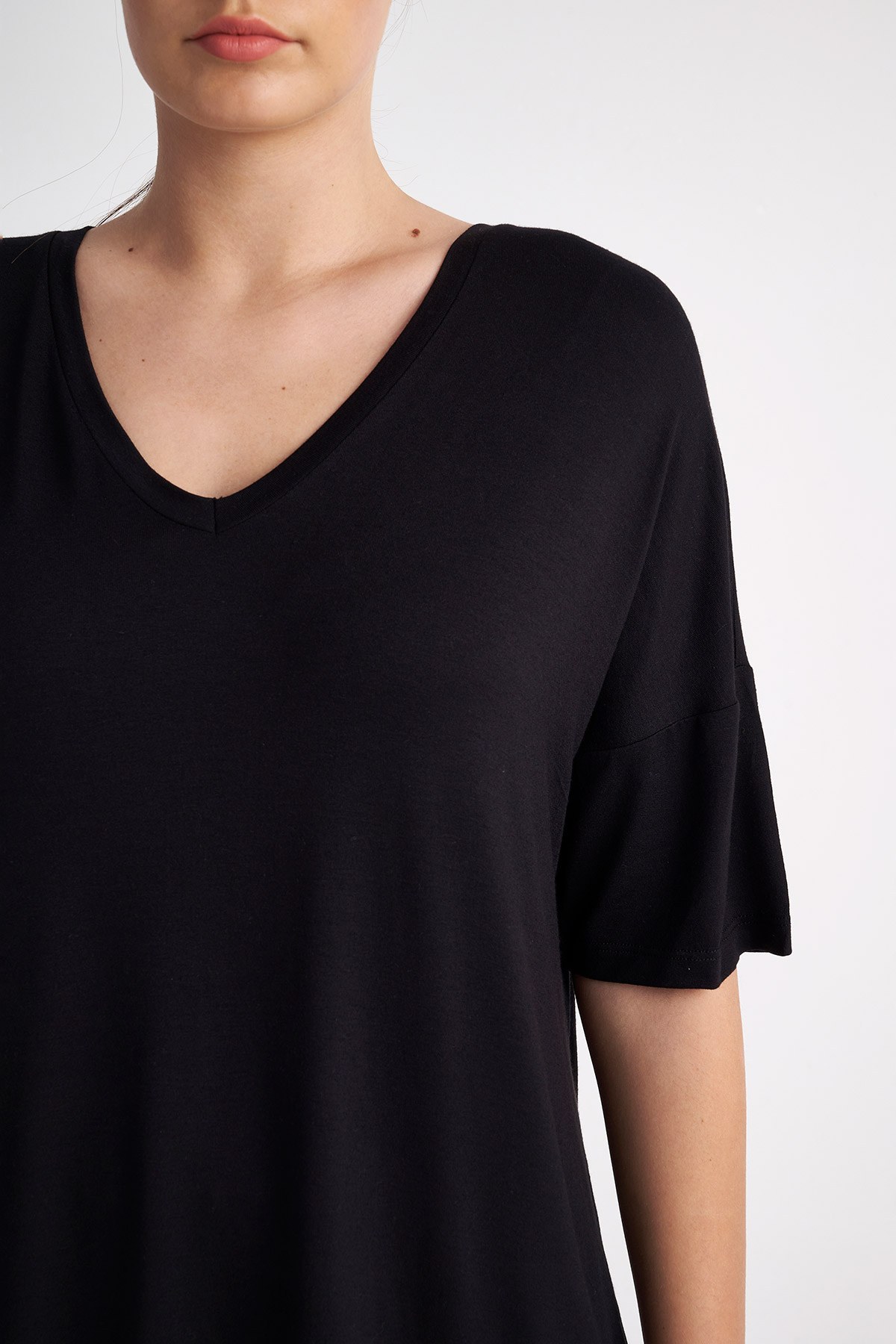 BASIC ΜΠΛΟΥΖΑ ΜΕ 'V' ΛΑΙΜΟΚΟΨΗ φωτογραφία