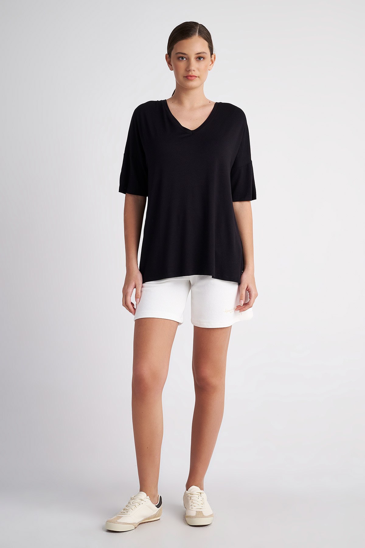 BASIC ΜΠΛΟΥΖΑ ΜΕ 'V' ΛΑΙΜΟΚΟΨΗ φωτογραφία