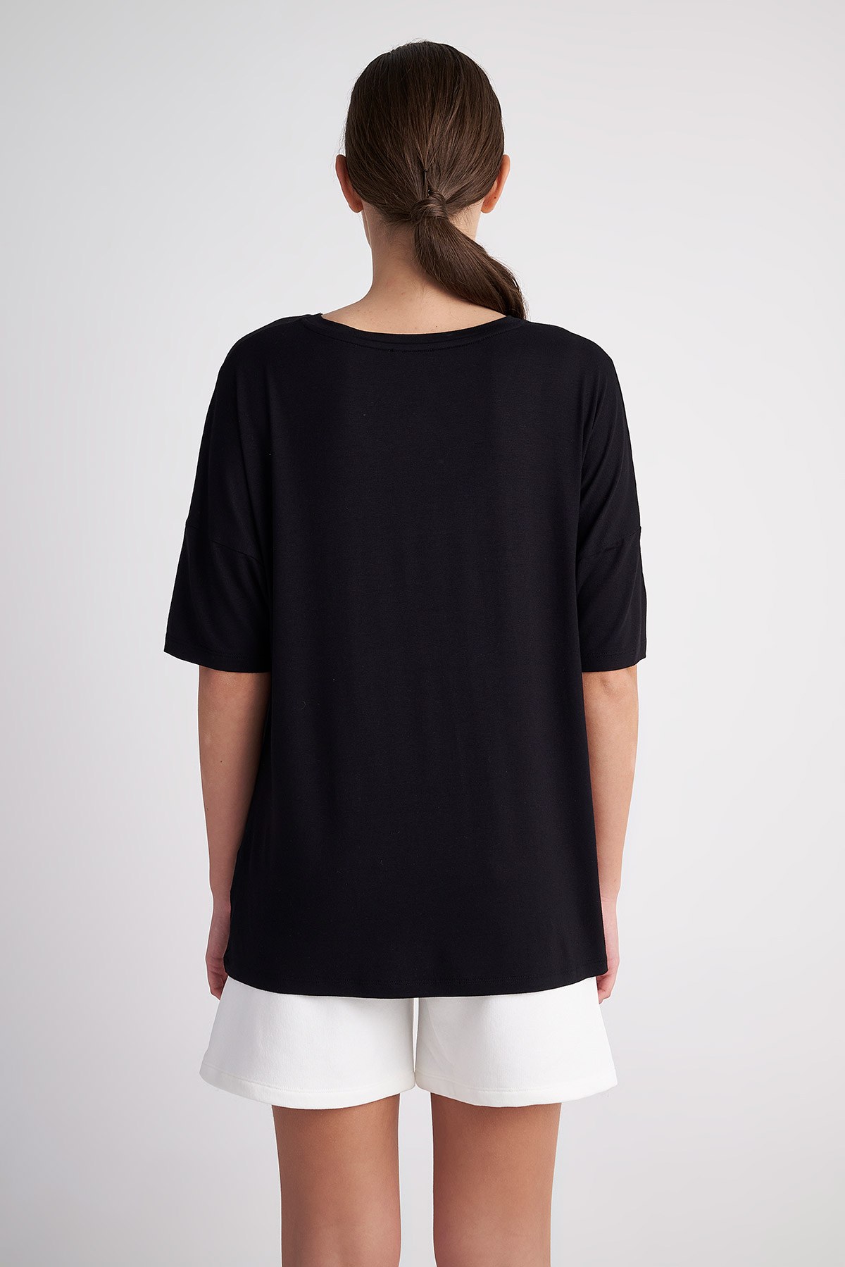 BASIC ΜΠΛΟΥΖΑ ΜΕ 'V' ΛΑΙΜΟΚΟΨΗ φωτογραφία