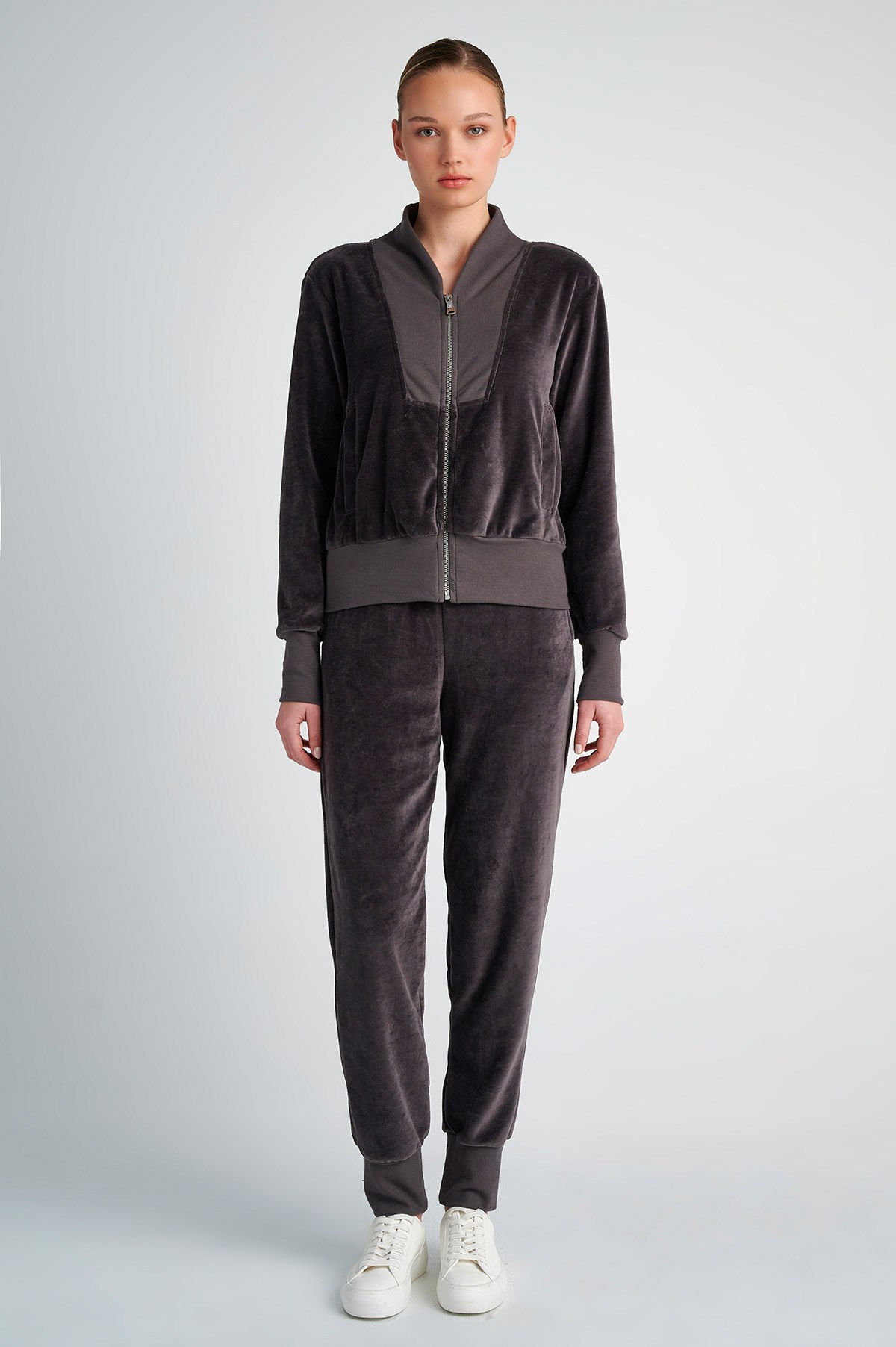 ΔΙΧΡΩΜΗ ΒΕΛΟΥΤΕ ΖΑΚΕΤΑ ΜΕ ΣΤΡΟΓΓΥΛΗ ΛΑΙΜΟΚΟΨΗ φωτογραφία