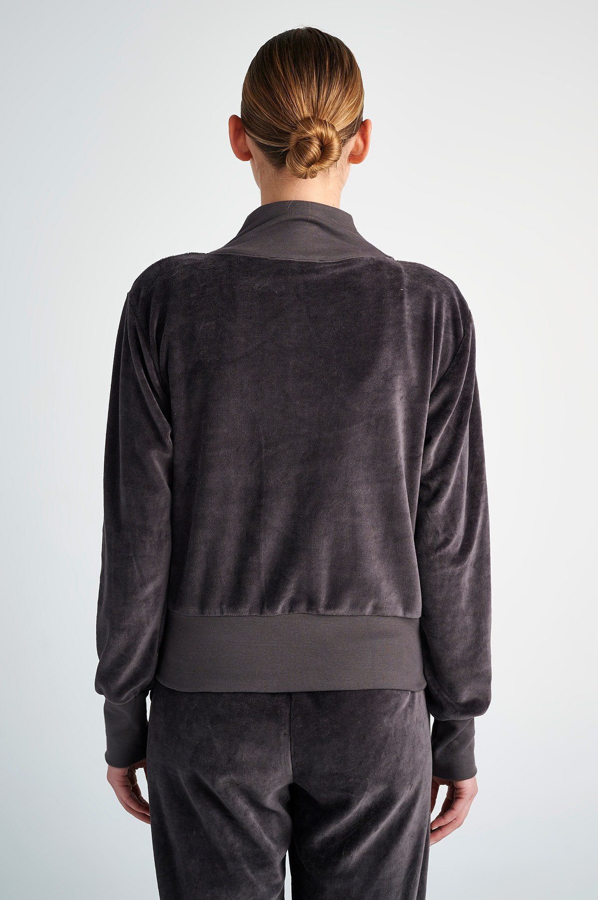 ΔΙΧΡΩΜΗ ΒΕΛΟΥΤΕ ΖΑΚΕΤΑ ΜΕ ΣΤΡΟΓΓΥΛΗ ΛΑΙΜΟΚΟΨΗ φωτογραφία