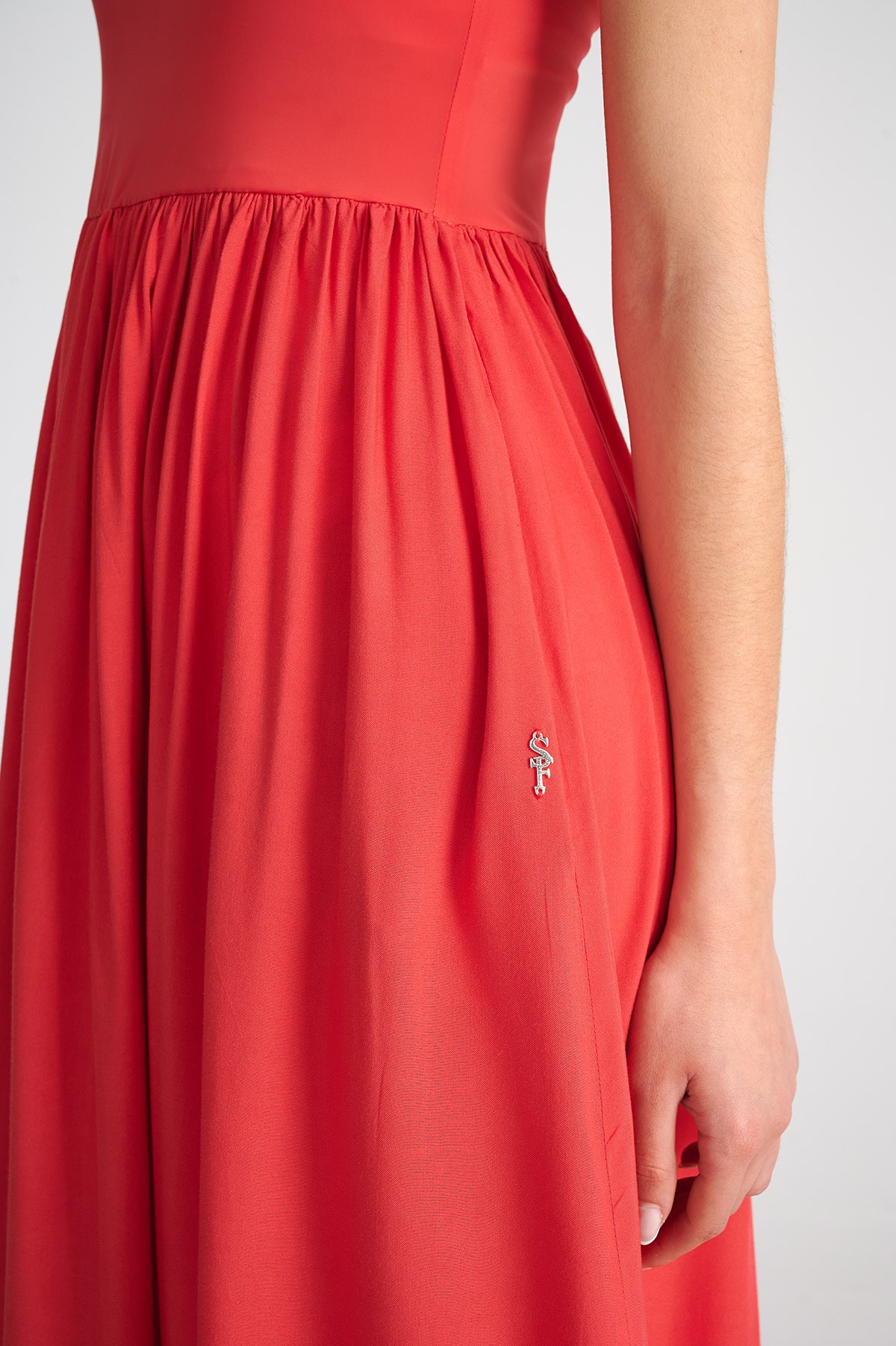 ΜΑΚΡΥ ΦΟΡΕΜΑ ΜΕ ΤΙΡΑΝΤΕΣ φωτογραφία