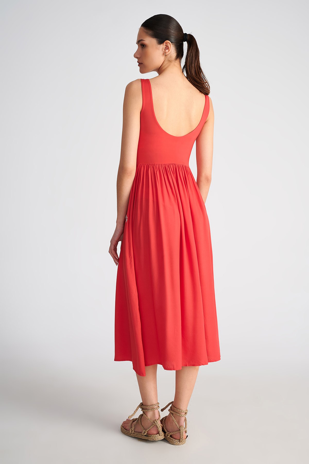 ΜΑΚΡΥ ΦΟΡΕΜΑ ΜΕ ΤΙΡΑΝΤΕΣ φωτογραφία