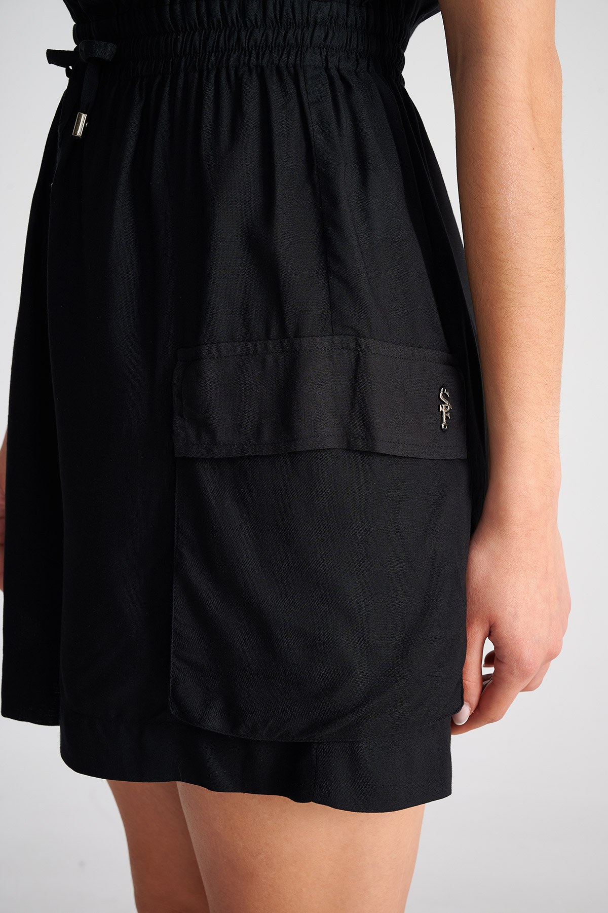 ΣΤΡΑΠΛΕΣ ΟΛΟΣΩΜΗ ΚΟΝΤΗ ΦΟΡΜΑ φωτογραφία