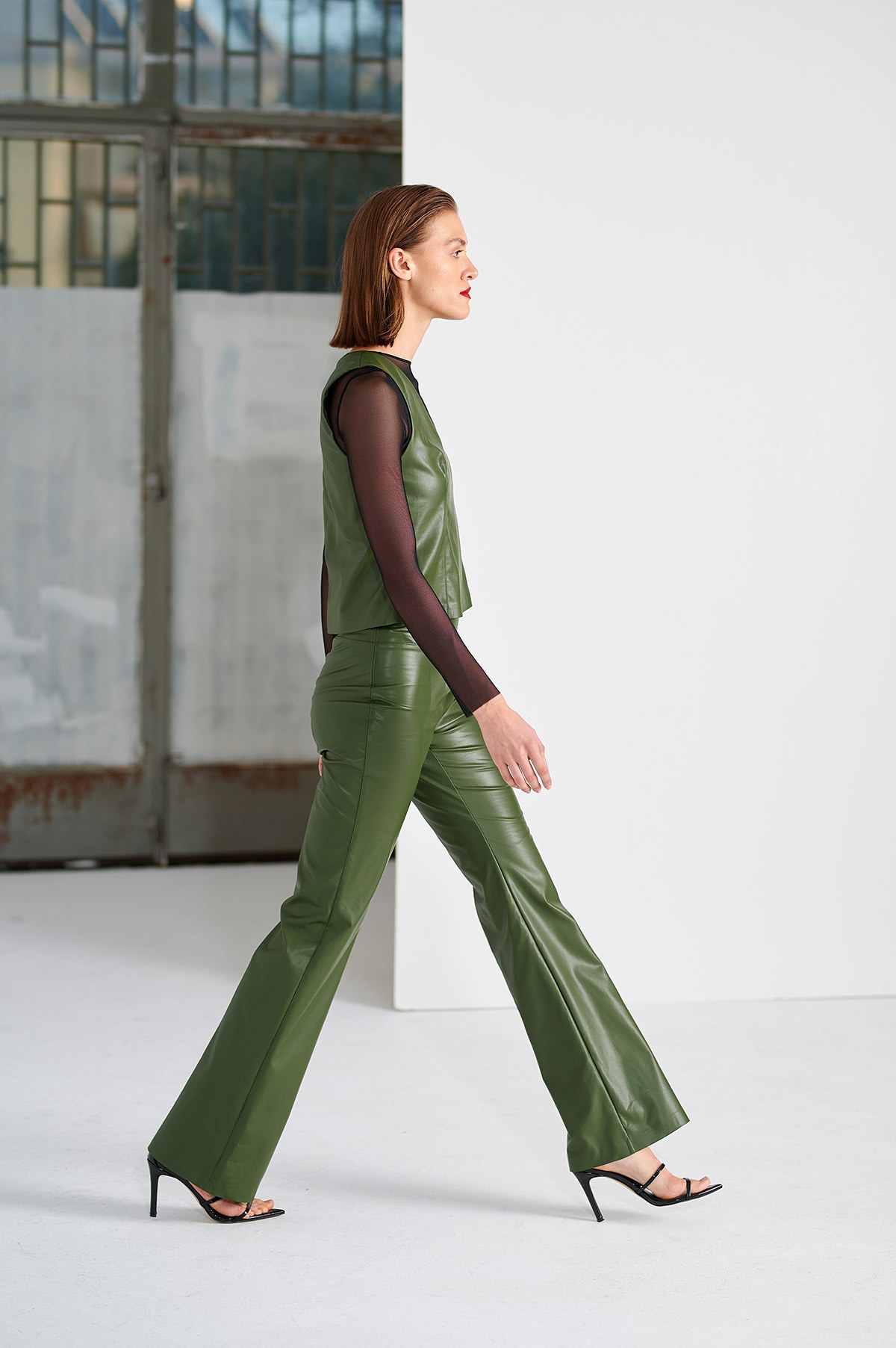 ΨΗΛΟΜΕΣΟ ΠΑΝΤΕΛΟΝΙ ΣΕ ΔΕΡΜΑΤΙΝΗ ΥΦΗ φωτογραφία