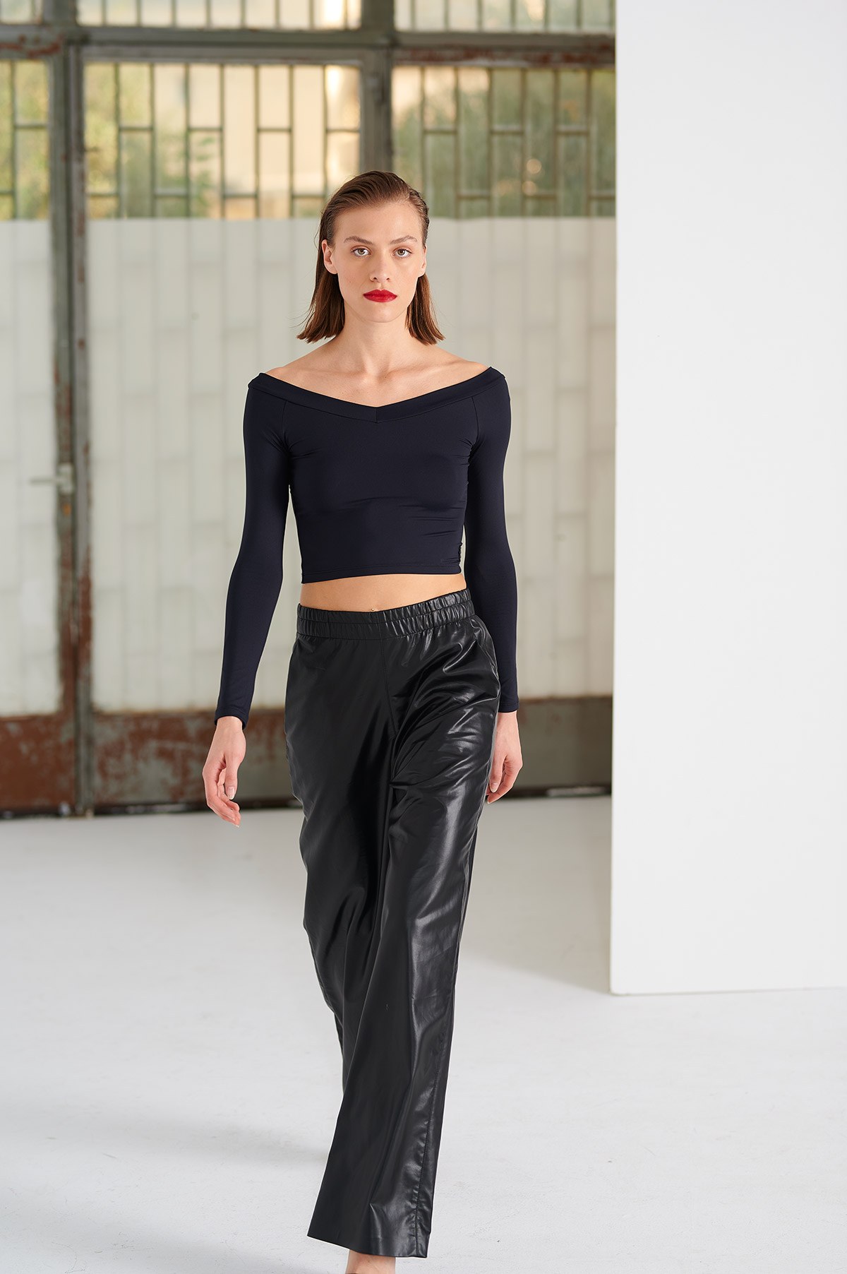 ΜΑΚΡΥΜΑΝΙΚΗ ΜΠΛΟΥΖΑ ΜΕ 'V' ΛΑΙΜΟΚΟΨΗ φωτογραφία