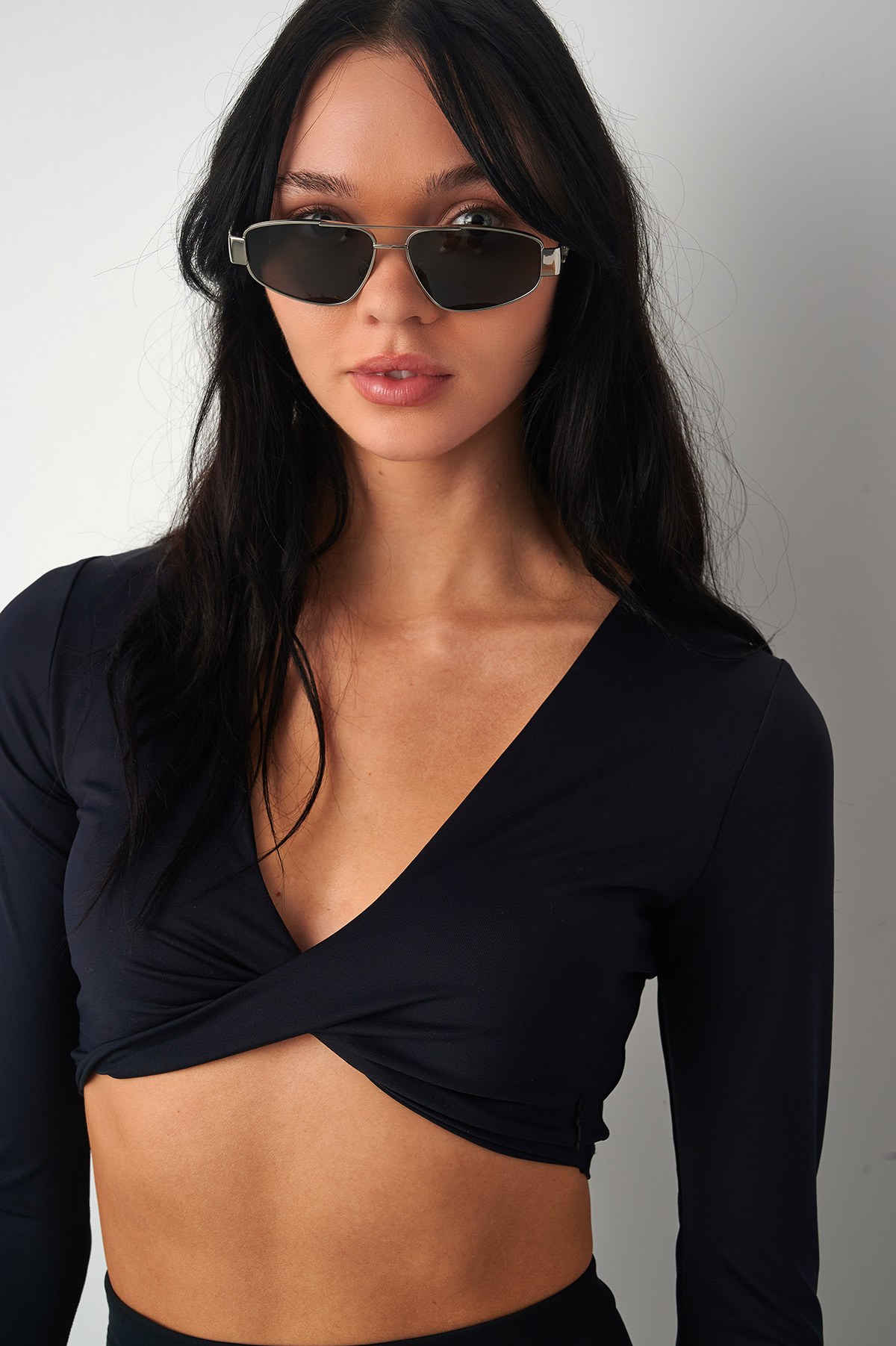 ΜΟΝΟΧΡΩΜΗ KONTH ΜΠΛΟΥΖΑ ΜΕ ΣΤΡΙΦΤΗ ΛΕΠΤΟΜΕΡΕΙΑ φωτογραφία