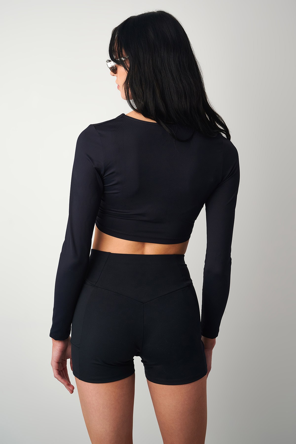 ΜΟΝΟΧΡΩΜΗ KONTH ΜΠΛΟΥΖΑ ΜΕ ΣΤΡΙΦΤΗ ΛΕΠΤΟΜΕΡΕΙΑ φωτογραφία