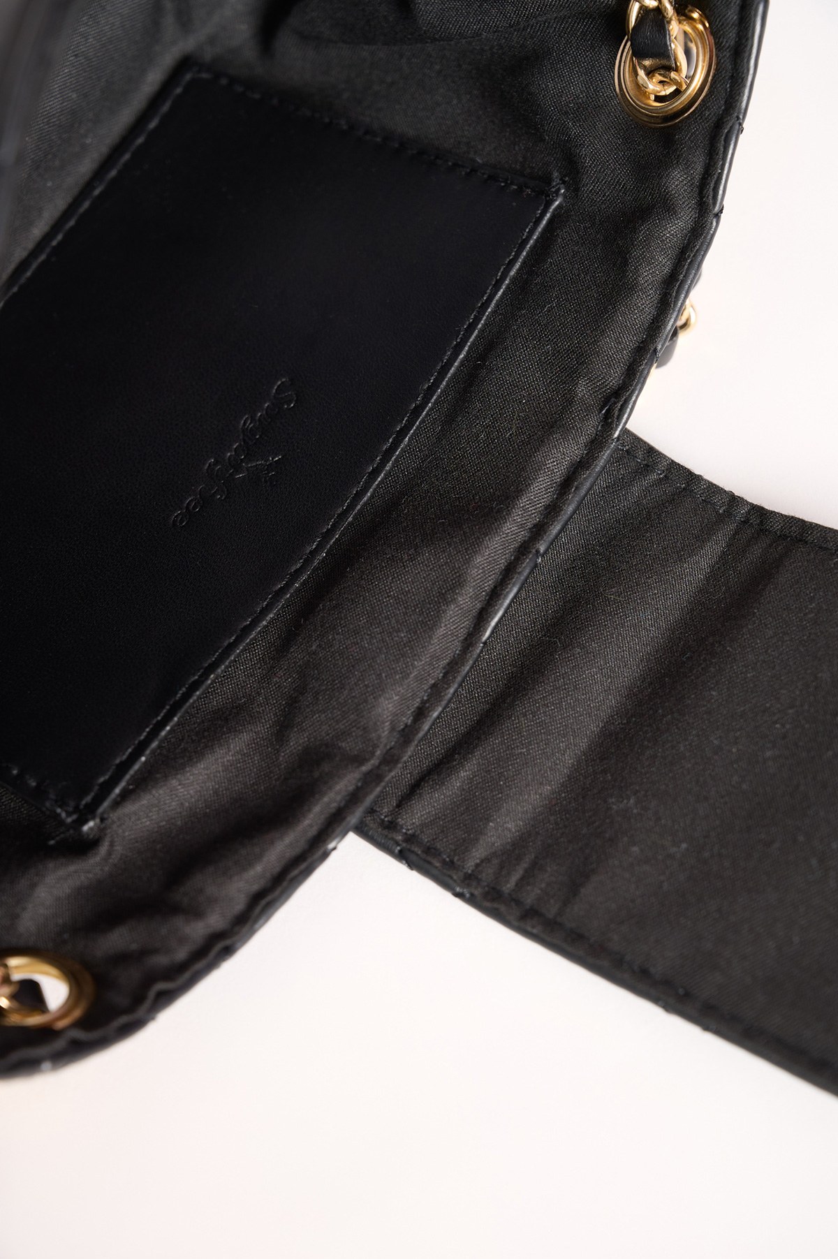 ΚΑΠΙΤΟΝΕ ΤΣΑΝΤΑ ΩΜΟΥ ΜΕ ΔΙΠΛΟ ΛΟΥΡΙ φωτογραφία