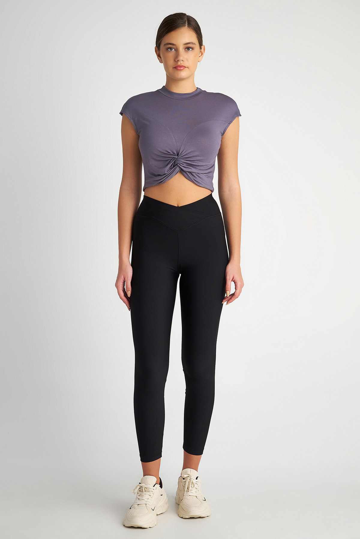 ΑΘΛΗΤΙΚΗ ΜΠΛΟΥΖΑ ΜΕ ΣΤΡΙΦΤΗ ΛΕΠΤΟΜΕΡΕΙΑ φωτογραφία