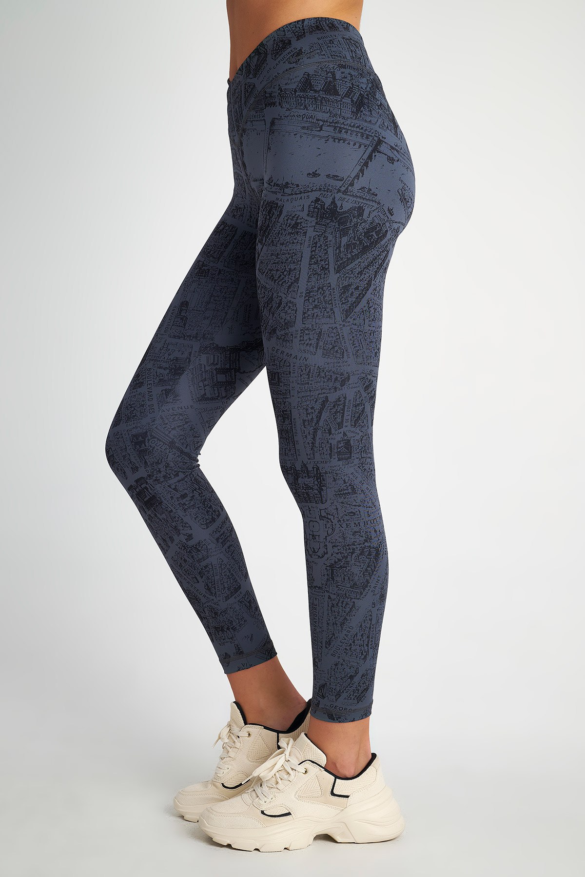 ΨΗΛΟΜΕΣΟ ΚΟΛΑΝ ΓΥΜΝΑΣΤΙΚΗΣ ΜΕ ΤΥΠΩΜΑ φωτογραφία